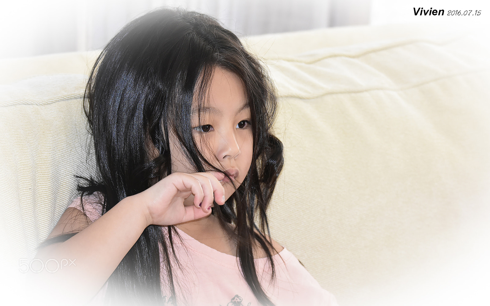 Sigma 150-600mm F5-6.3 DG OS HSM | S sample photo. A girl watching tv photography