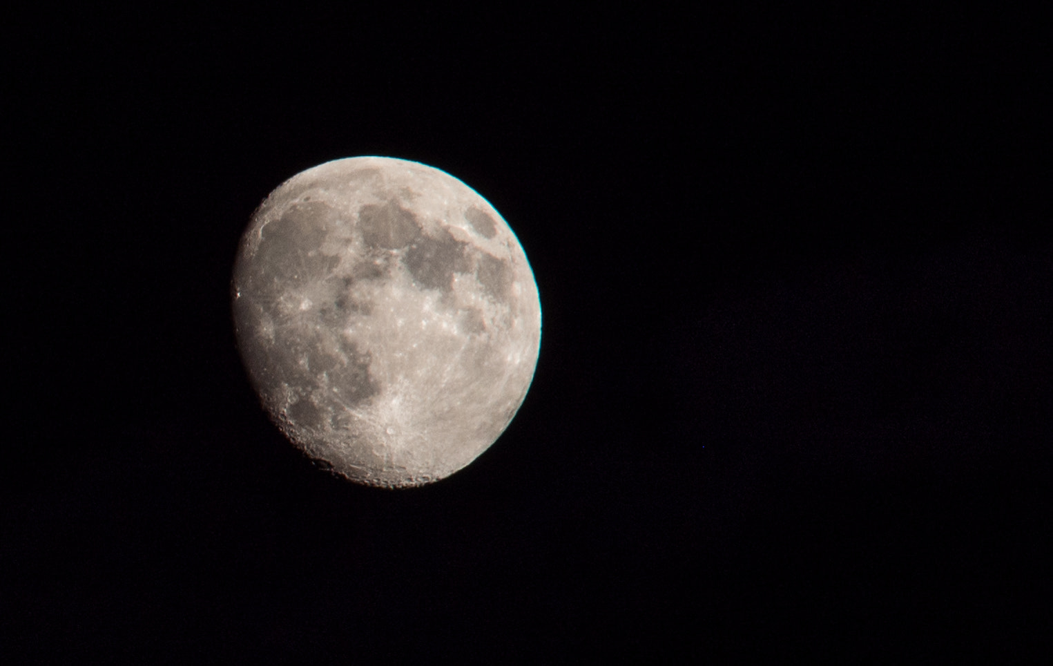 Olympus OM-D E-M5 + Olympus M.Zuiko Digital ED 40-150mm F2.8 Pro sample photo. Moon photography