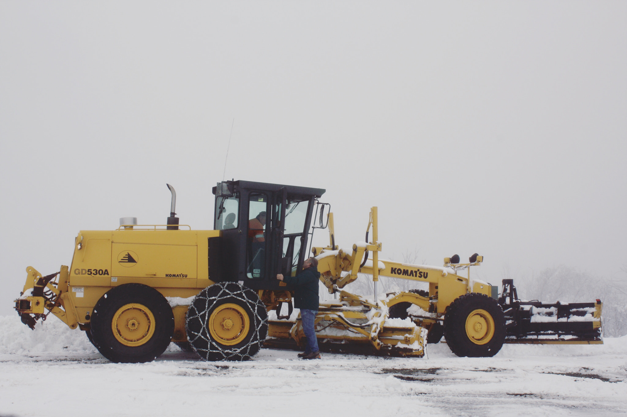 Canon EOS 450D (EOS Rebel XSi / EOS Kiss X2) + Canon EF-S 18-55mm F3.5-5.6 IS sample photo. Snow plow photography