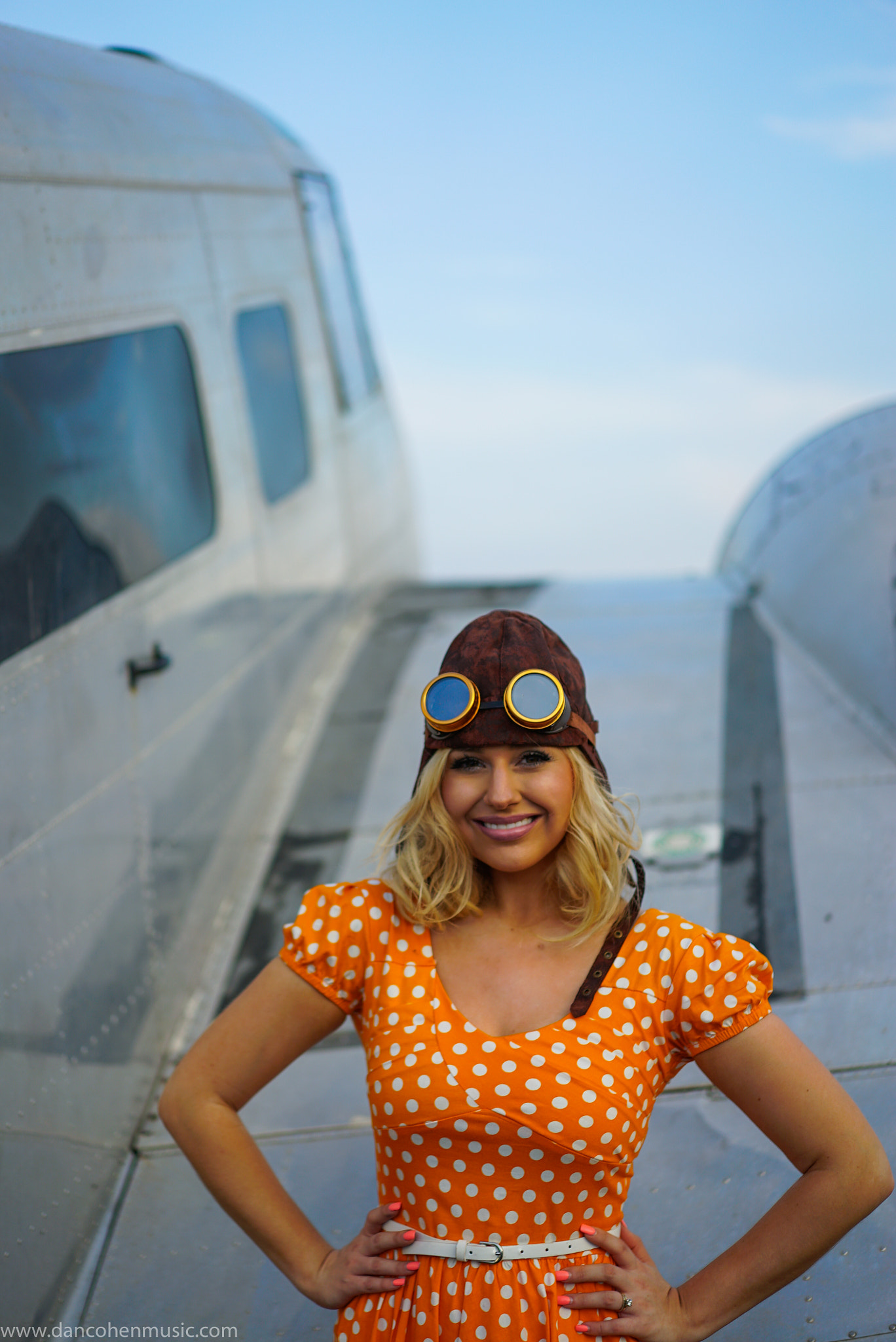 Sony a7S II + Sony Sonnar T* FE 55mm F1.8 ZA sample photo. A pretty girl, polka dots, and a plane photography