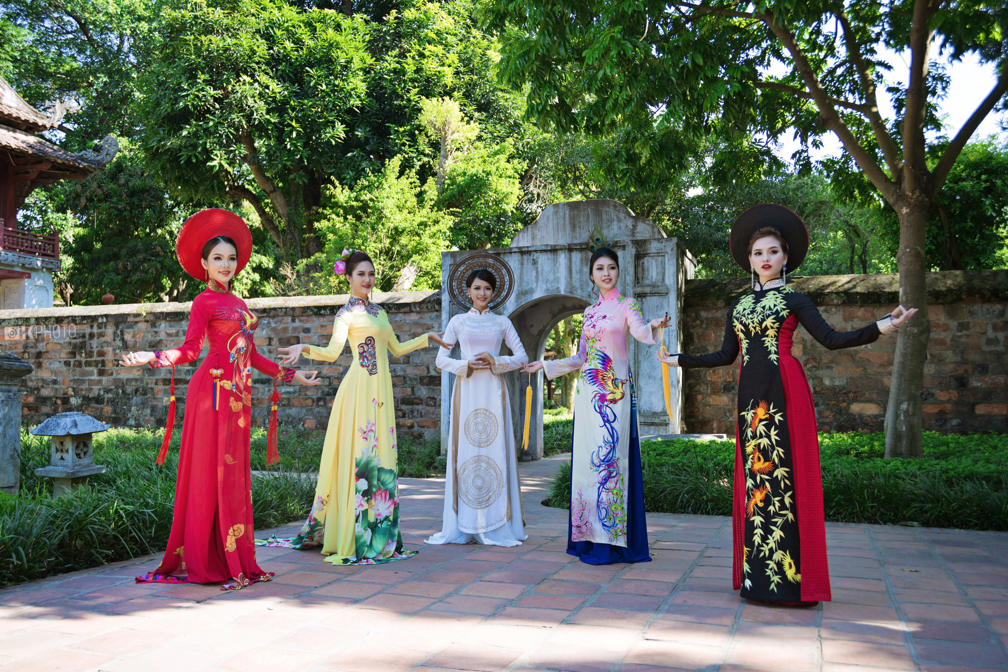 Nikon D800 + Nikon AF Nikkor 18-35mm F3.5-4.5D IF ED sample photo. Ao dai fashion photography