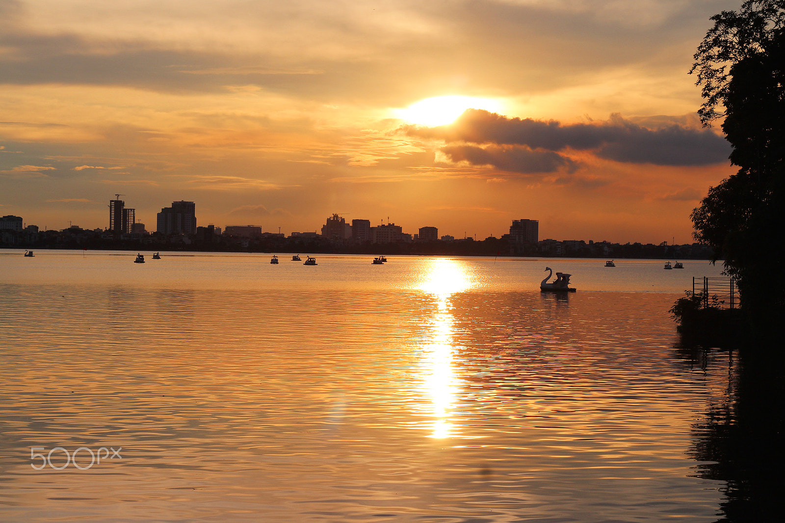 Canon EOS 650D (EOS Rebel T4i / EOS Kiss X6i) + Canon EF 50mm F1.8 II sample photo. Sunset at west lake photography