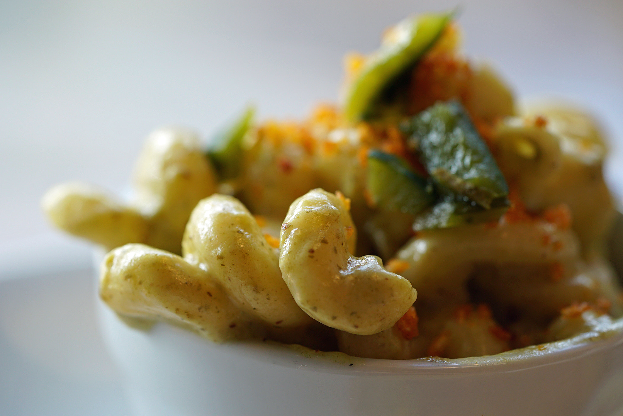 Sony a7S II + Sony FE 90mm F2.8 Macro G OSS sample photo. Poblano macaroni & cheese photography