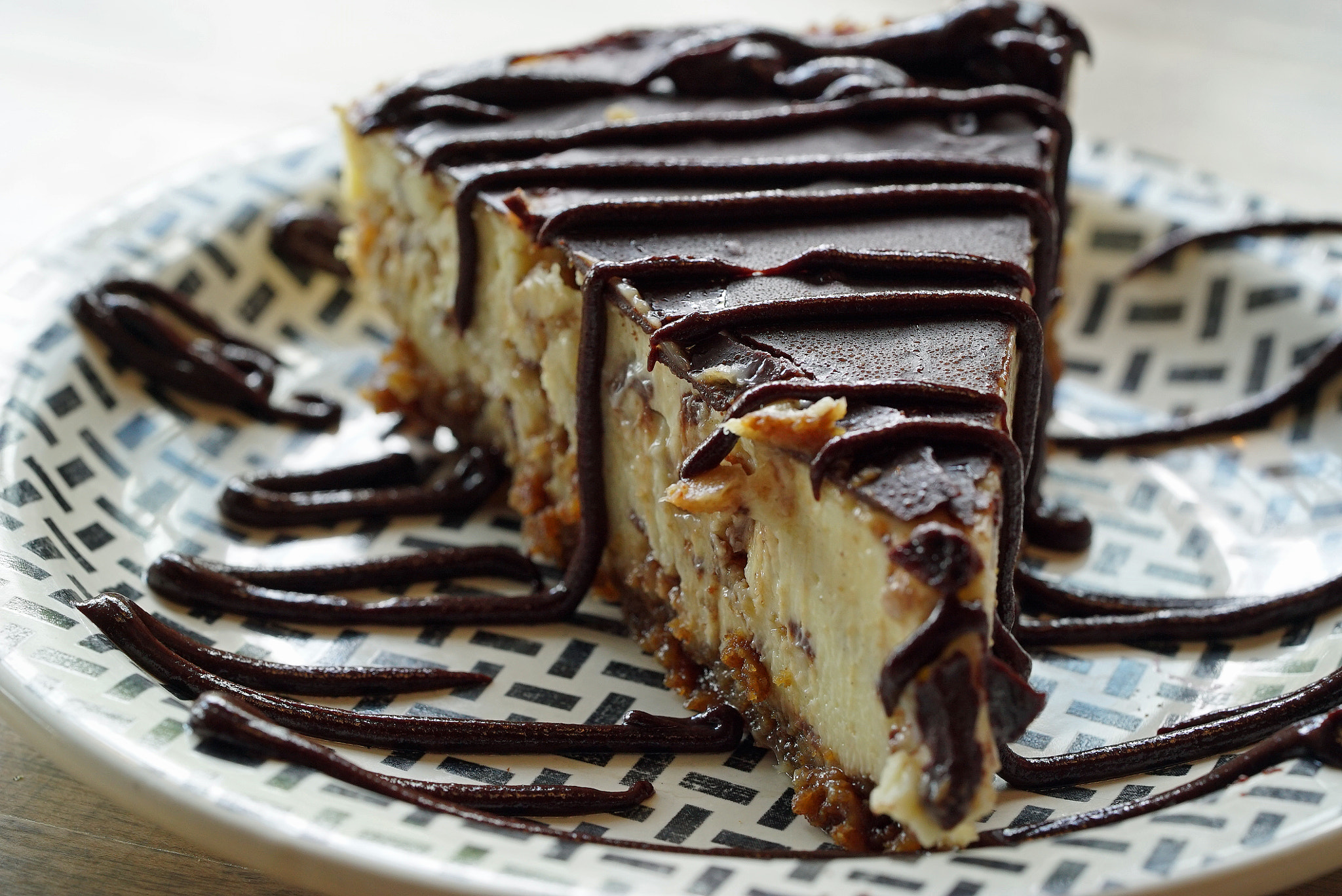 Sony a7S II + Sony FE 90mm F2.8 Macro G OSS sample photo. Snickers cheesecake photography