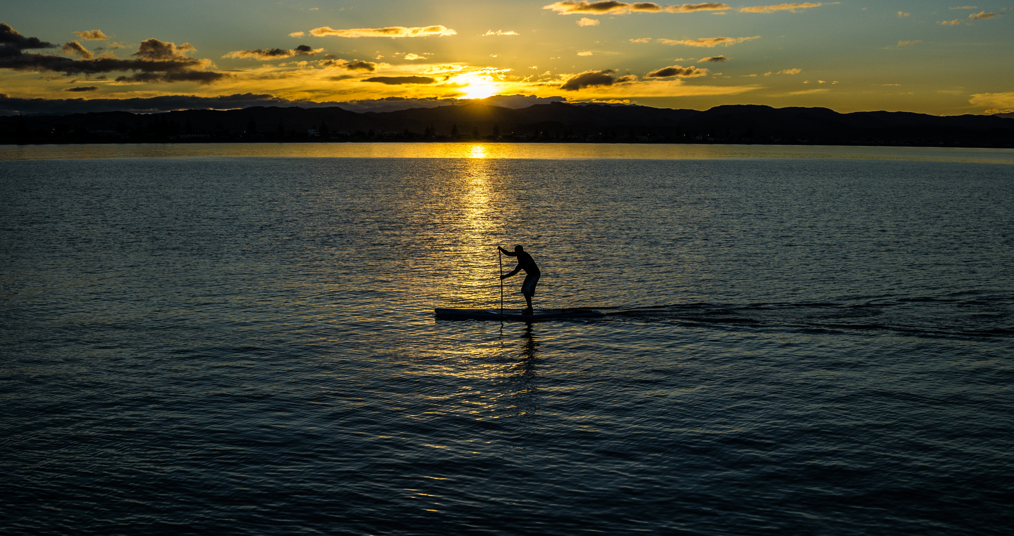 Sony FE 28mm F2 sample photo. Ahuriri sunset - paddle boarder photography