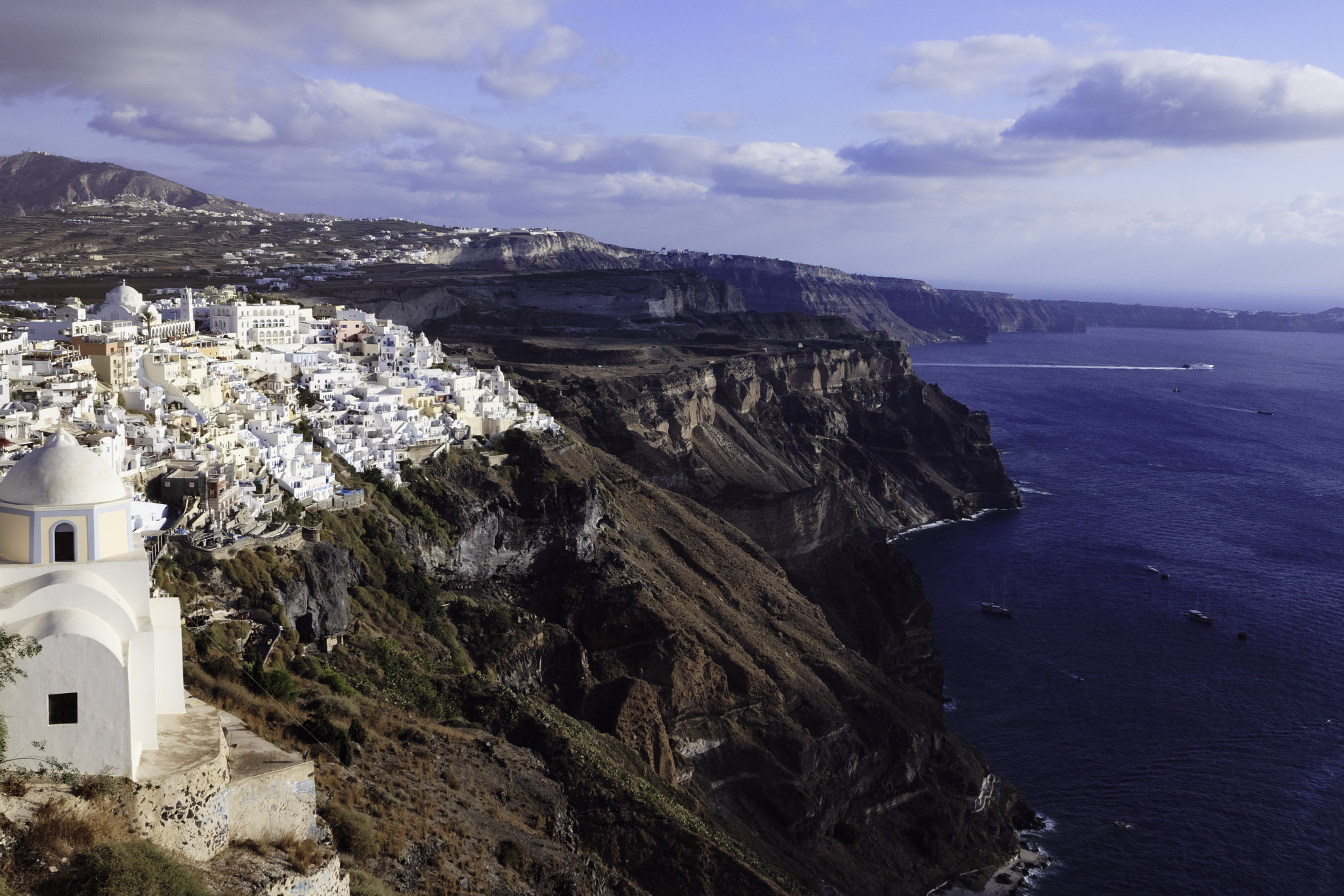 Canon EOS 70D + Sigma 12-24mm F4.5-5.6 II DG HSM sample photo. Santorini's cliff photography