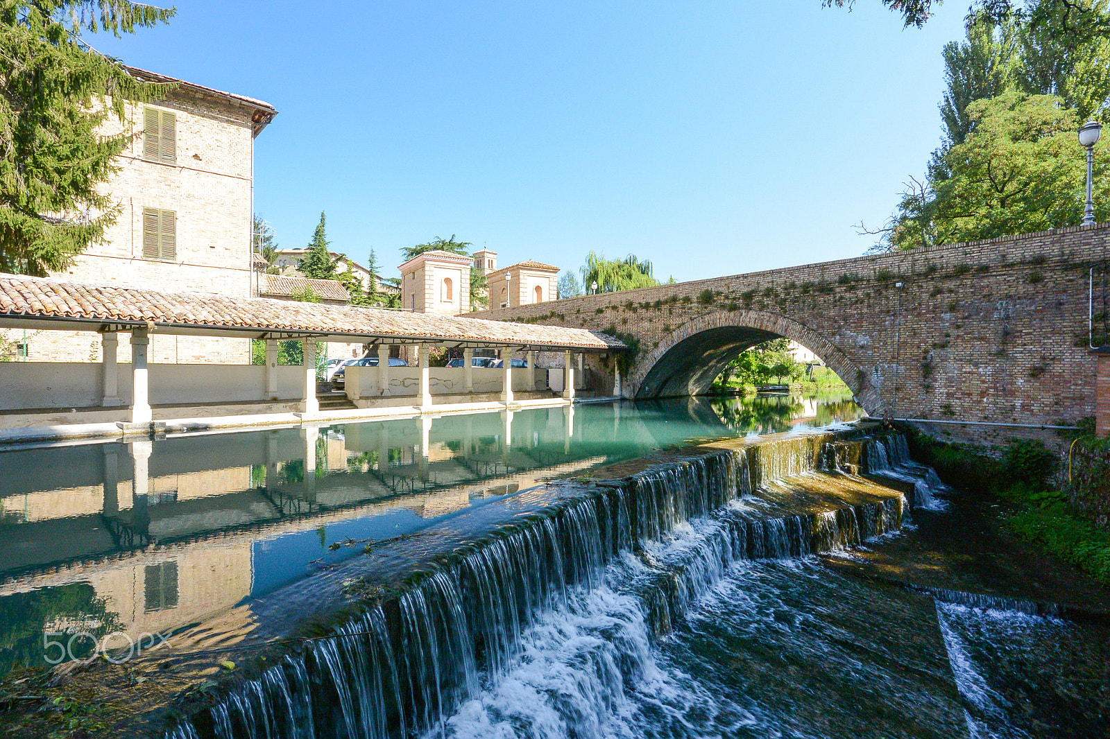 Nikon 1 Nikkor VR 6.7-13mm F3.5-5.6 sample photo. Ancient washing pool in umbria photography