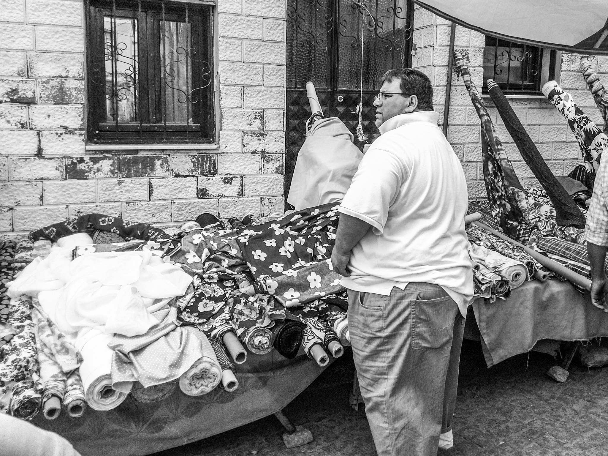 HUAWEI P6-U06 sample photo. Ayvalik market salesman photography