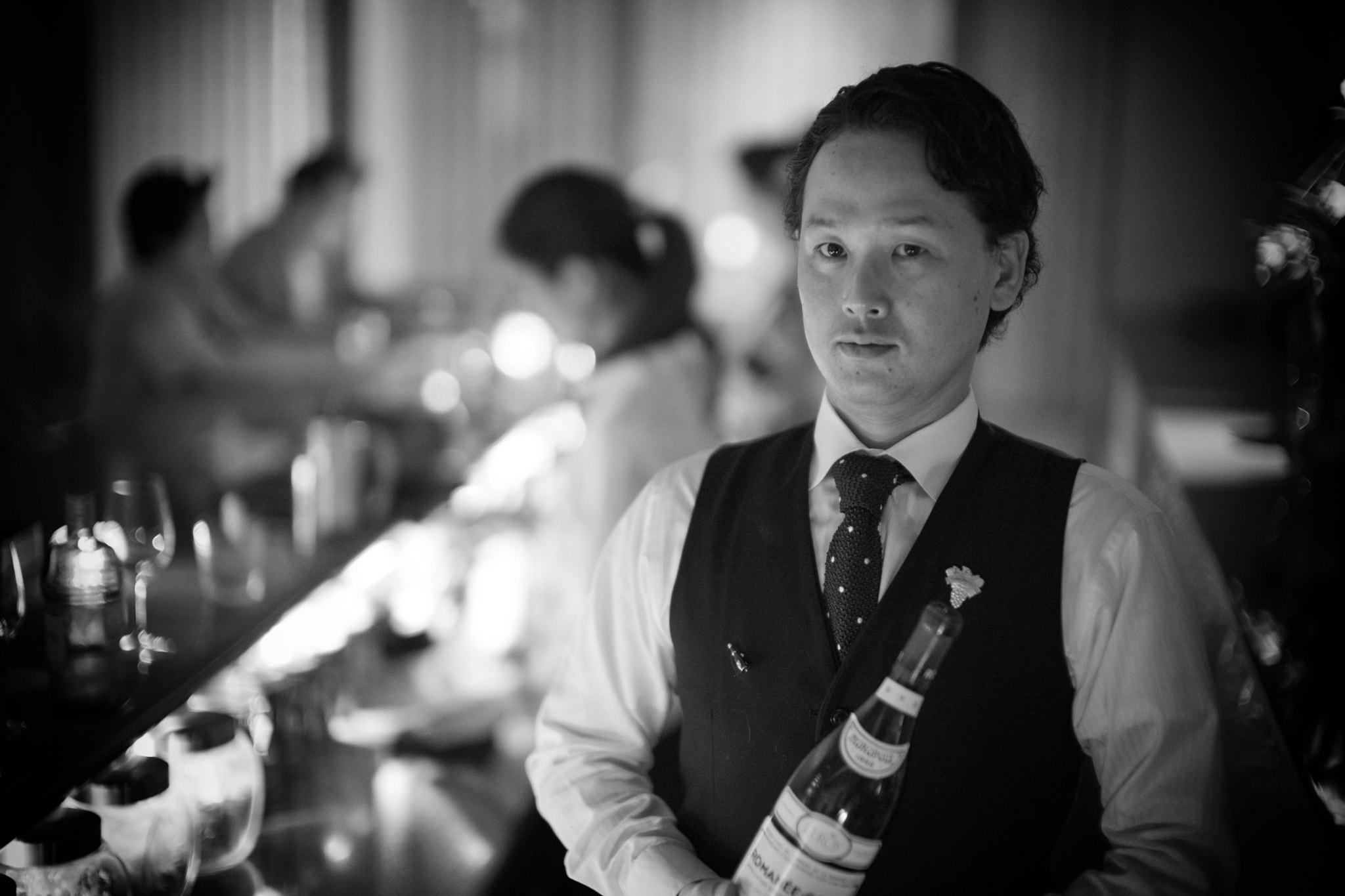 Leica Noctilux-M 50mm F0.95 ASPH sample photo. Bartender with a bottle of romance-conti photography