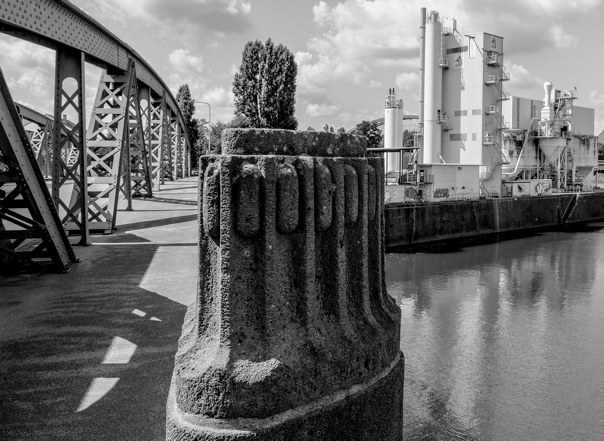 Fujifilm X-M1 + Fujifilm XF 18-55mm F2.8-4 R LM OIS sample photo. Frankfurt osthafen photography