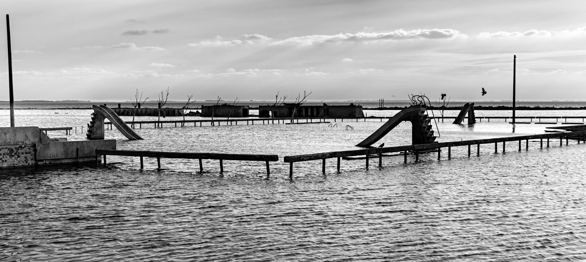 AF Zoom-Nikkor 24-120mm f/3.5-5.6D IF sample photo. Piscina inundada photography