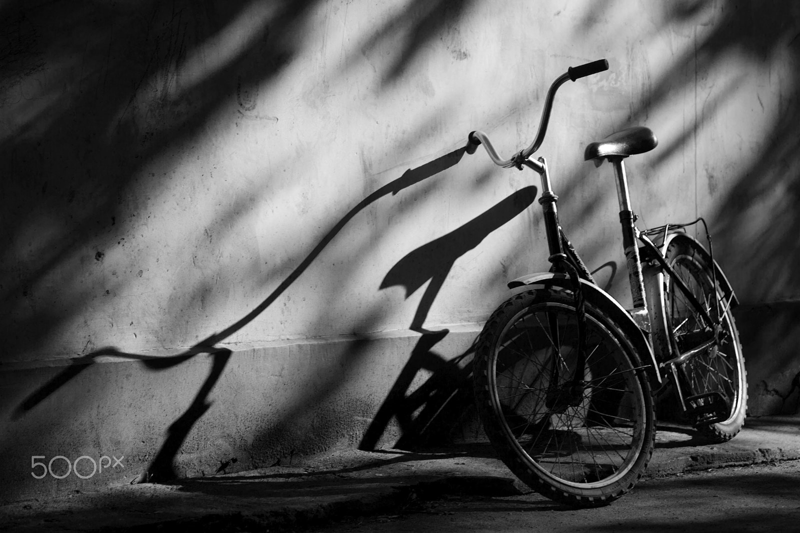 Canon EOS-1D Mark II N + Canon EF 70-200mm F4L USM sample photo. Bike standing in the courtyard at the wall, lit by the rays of t photography