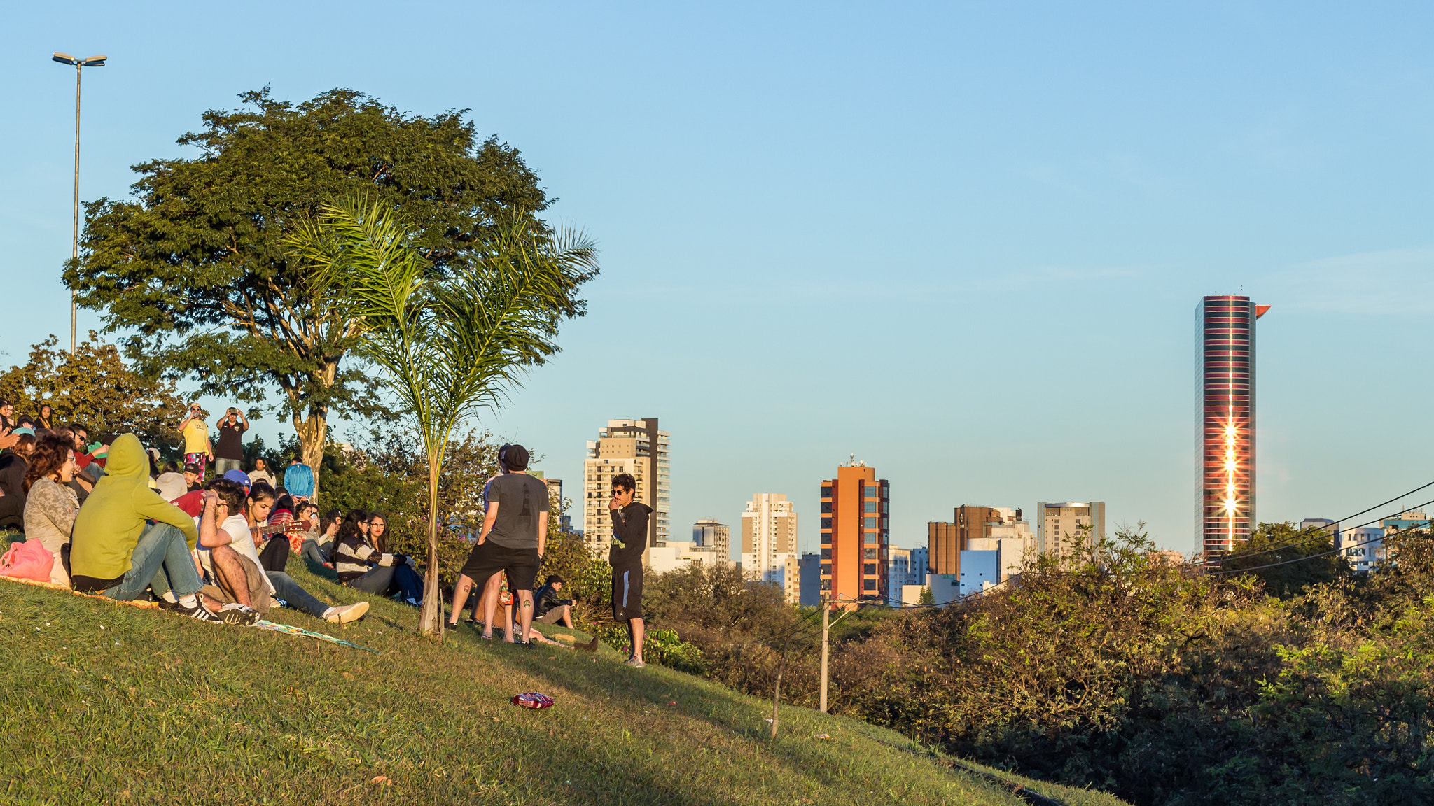 Canon EOS 600D (Rebel EOS T3i / EOS Kiss X5) + Canon EF 50mm F1.8 II sample photo. Praça por do sol / sunset square photography