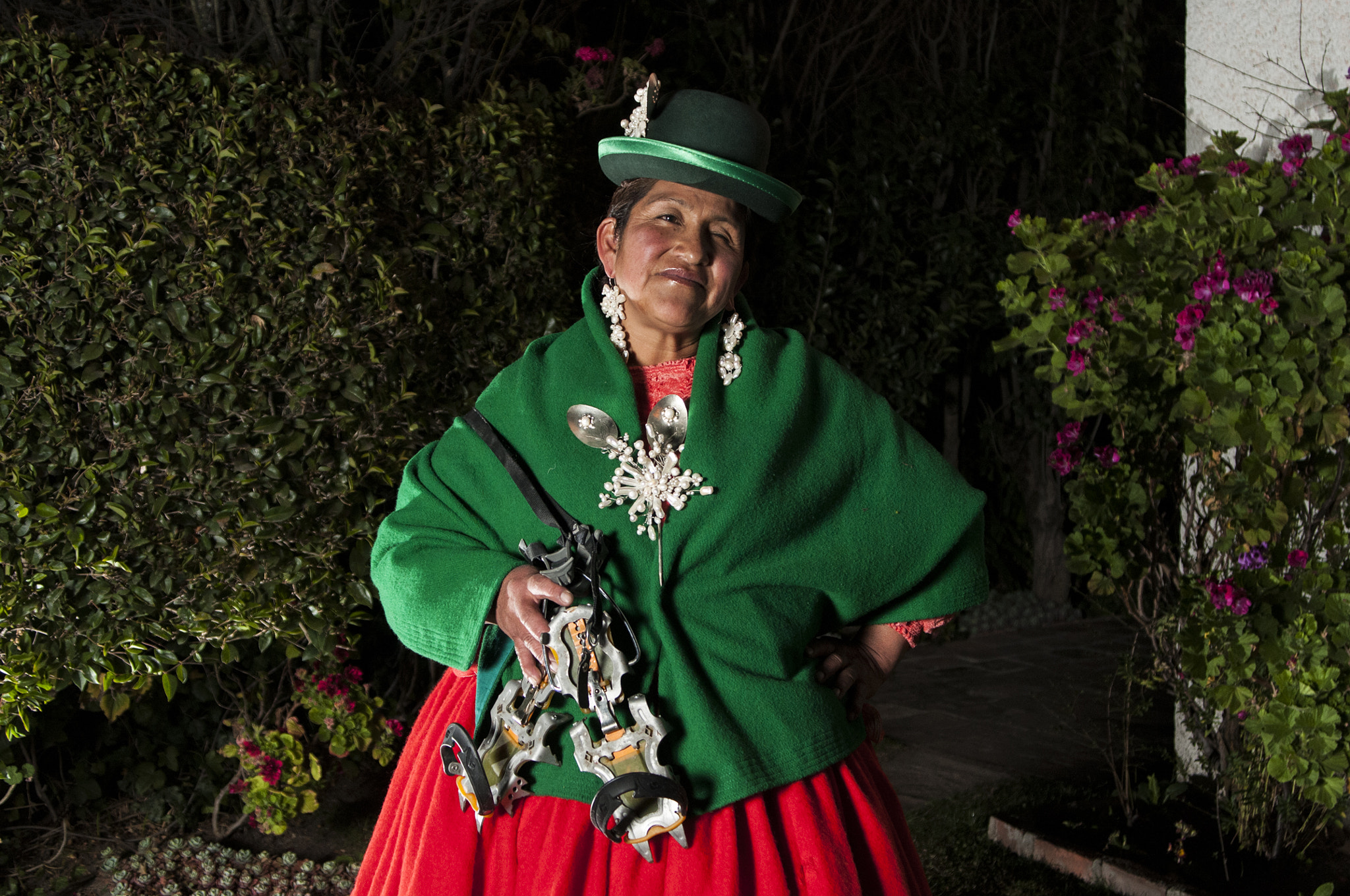 Nikon D300S sample photo. Cholita escaladora / climber cholita photography
