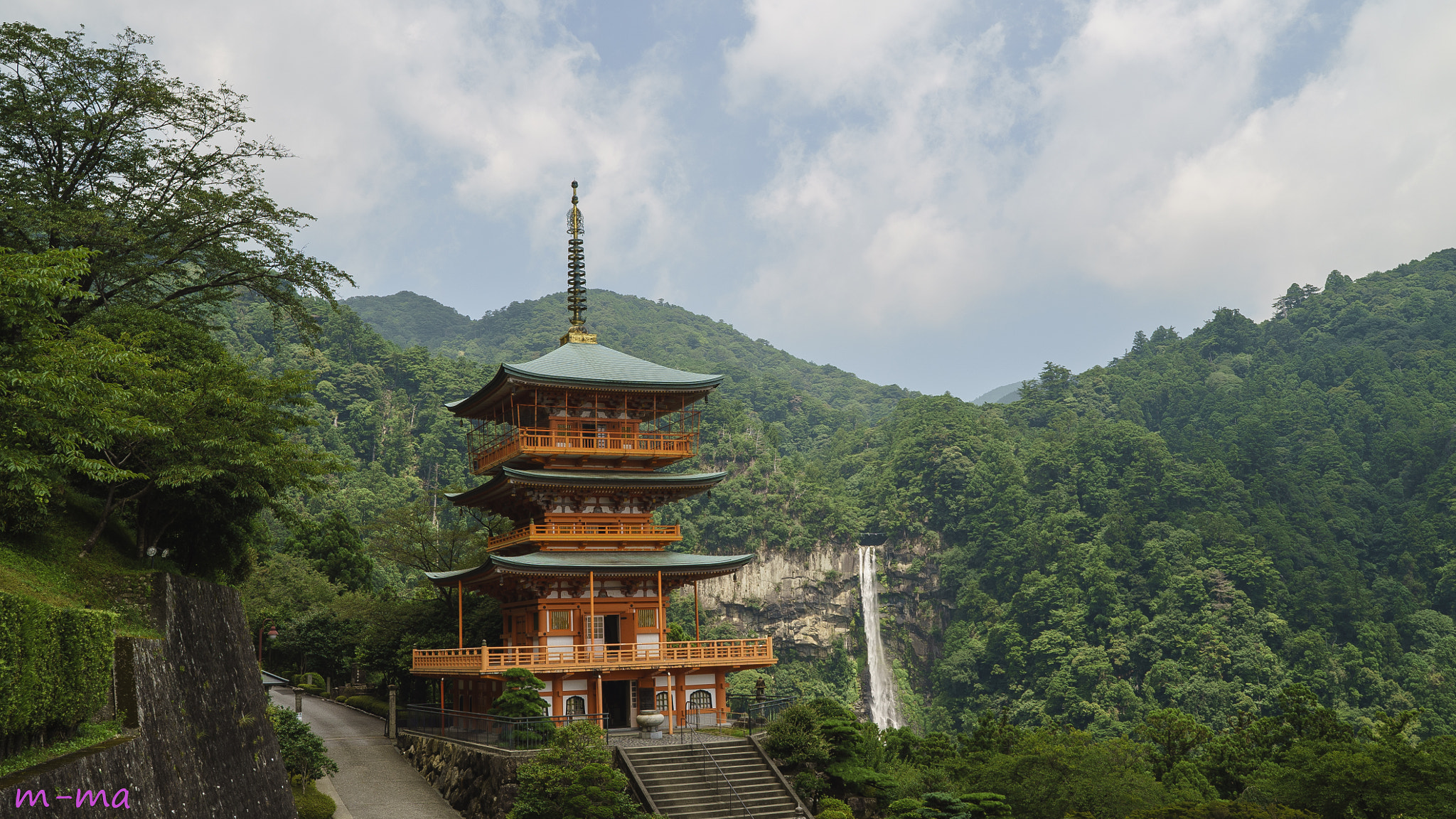 Sony a7S + Sony Distagon T* FE 35mm F1.4 ZA sample photo. The tower and the waterfall of nachi photography