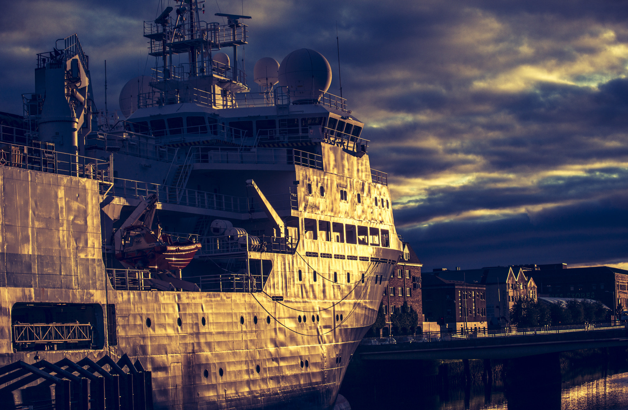 AF-S Zoom-Nikkor 80-200mm f/2.8D IF-ED sample photo. Cork port photography