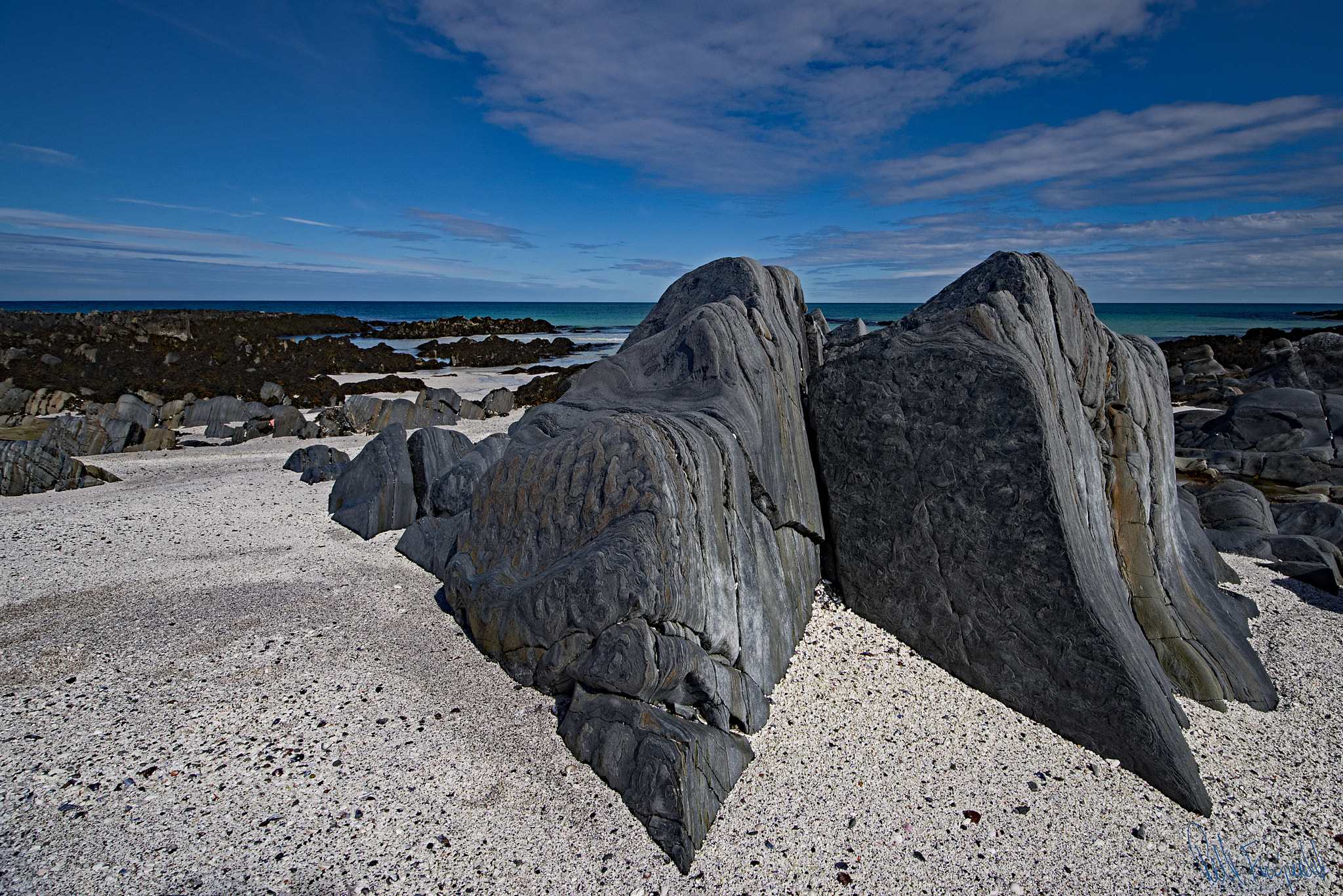 Sigma 8-16mm F4.5-5.6 DC HSM sample photo. Slaterock on a arctic beach photography