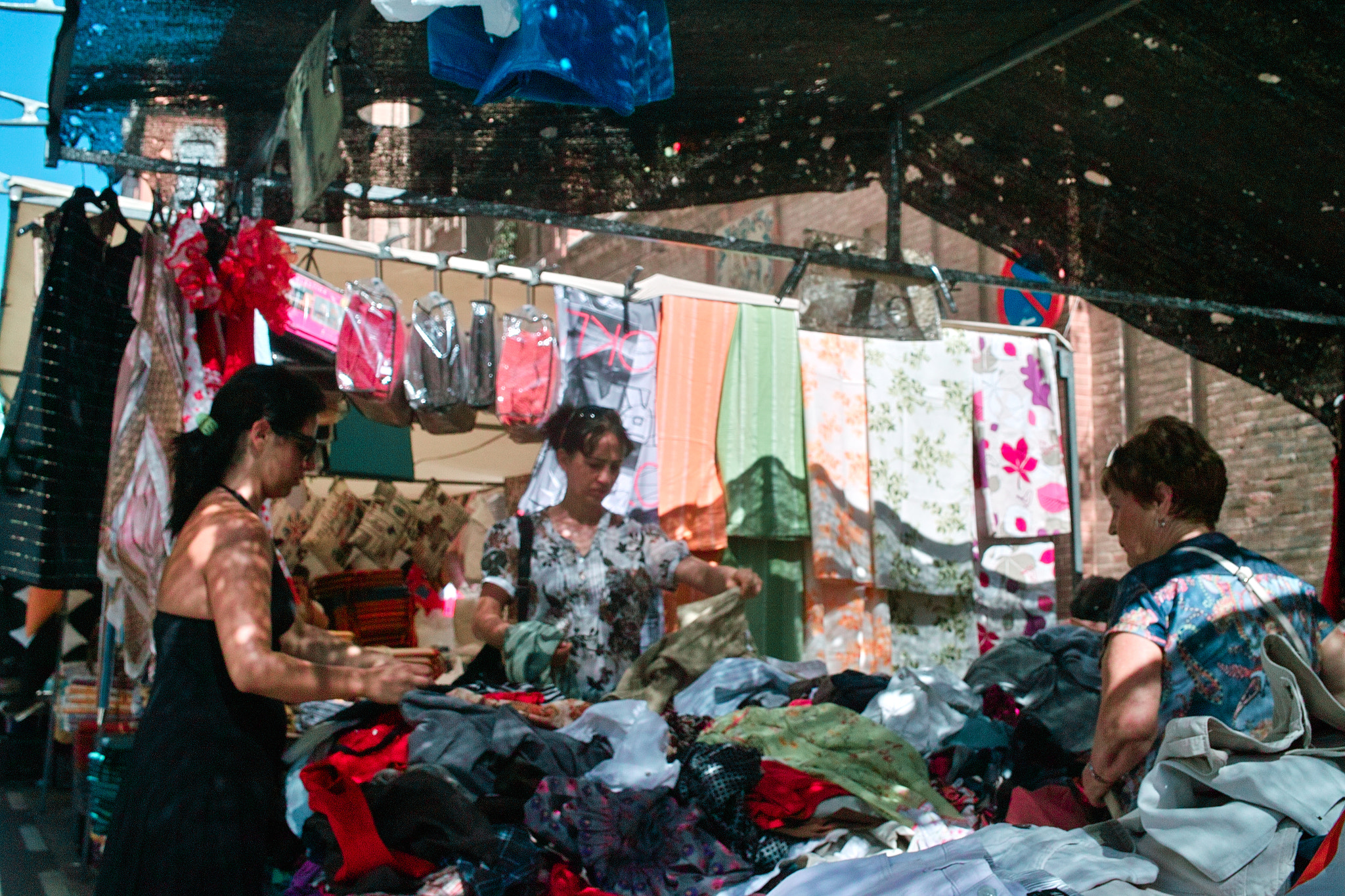 Sigma DP2s sample photo. Ruzafa market women photography