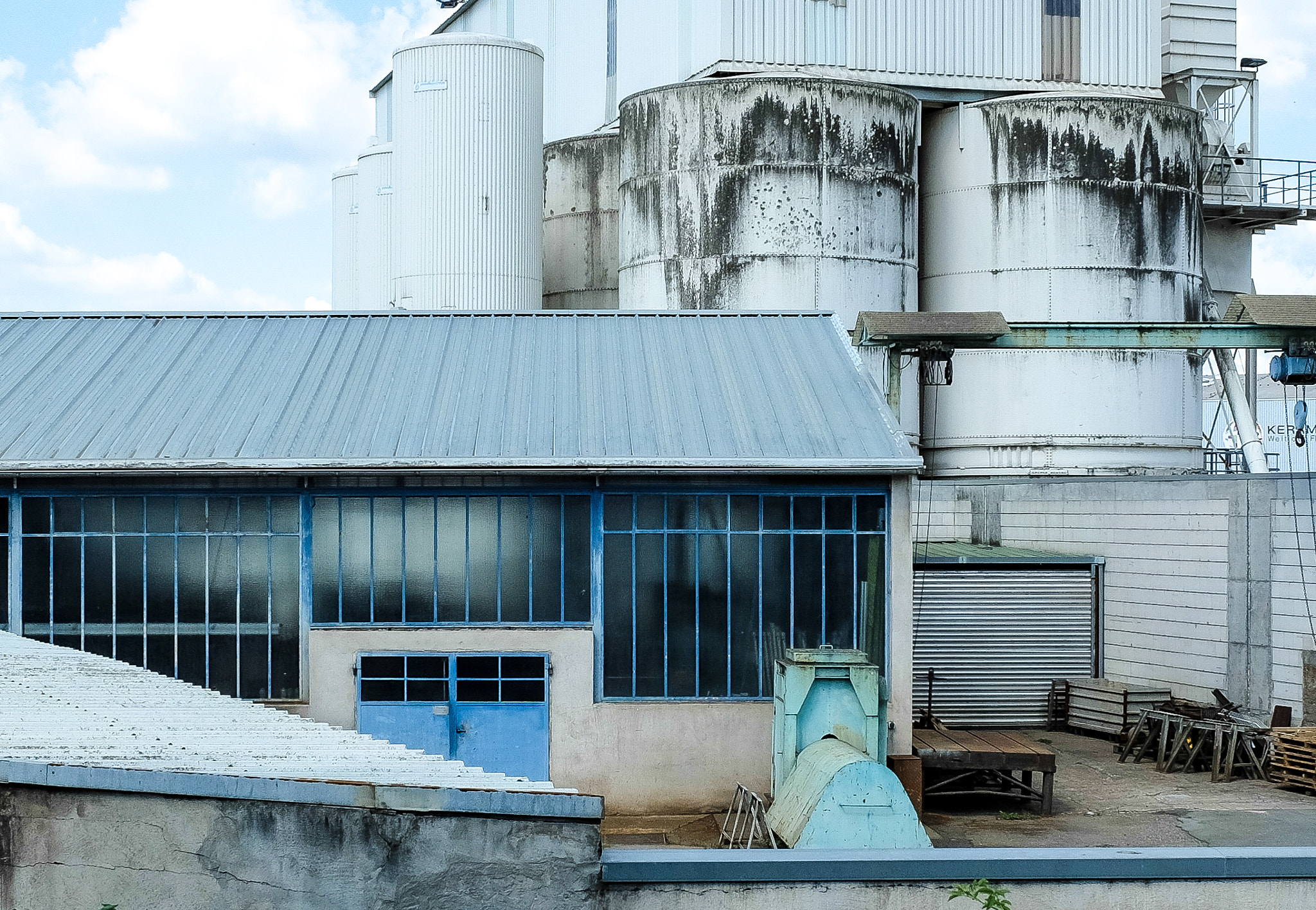 Fujifilm X-M1 + Fujifilm XF 18-55mm F2.8-4 R LM OIS sample photo. Blaues werkstor photography