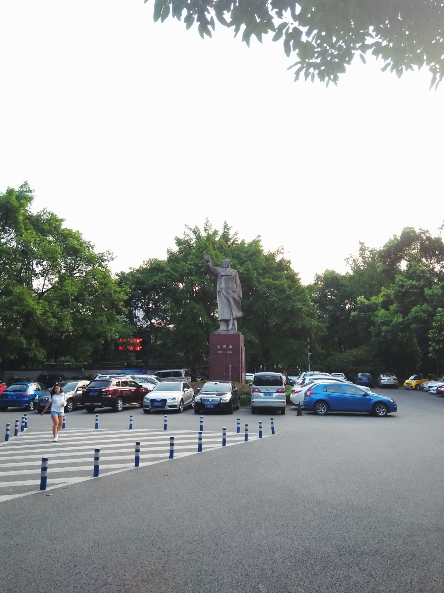 OPPO A31c sample photo. Statue of chairman mao photography