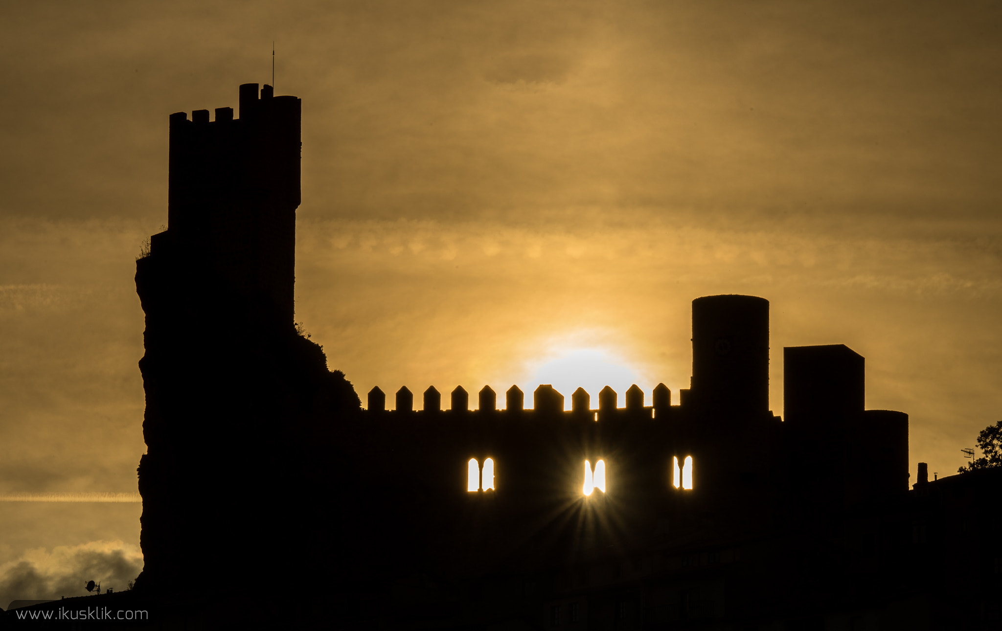 Sony a7R + Sony 70-400mm F4-5.6 G SSM sample photo. Castle at sunset photography