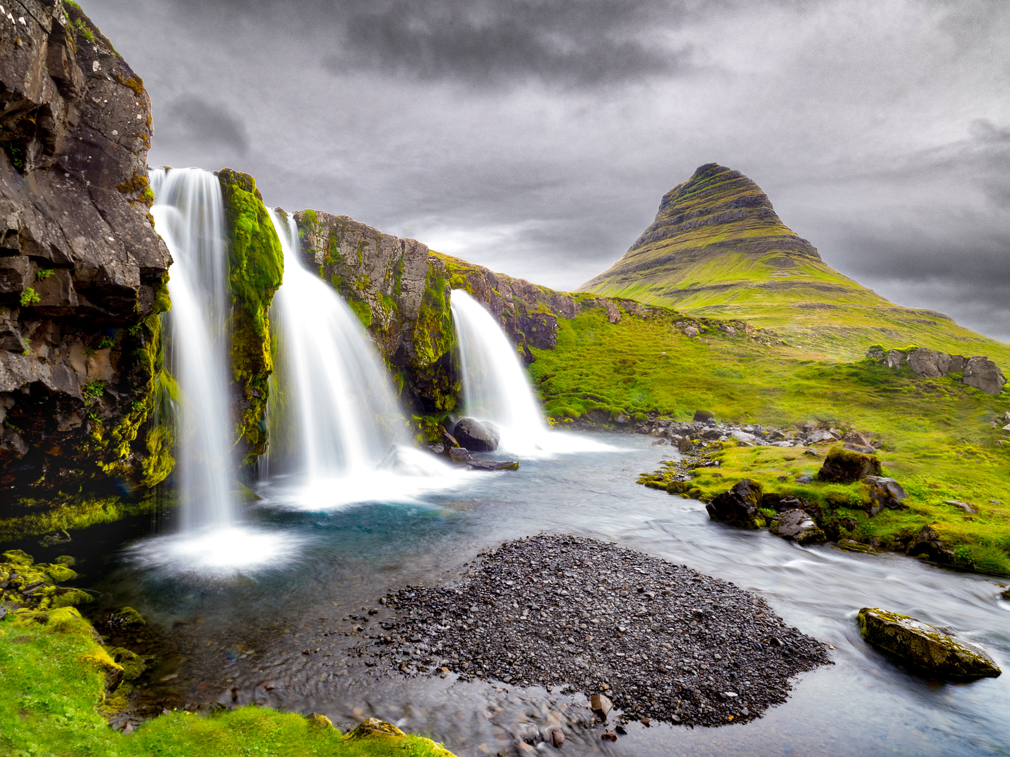 Olympus OM-D E-M10 + Olympus M.Zuiko Digital ED 7-14mm F2.8 PRO sample photo. Kirkjufellsfoss, iceland photography