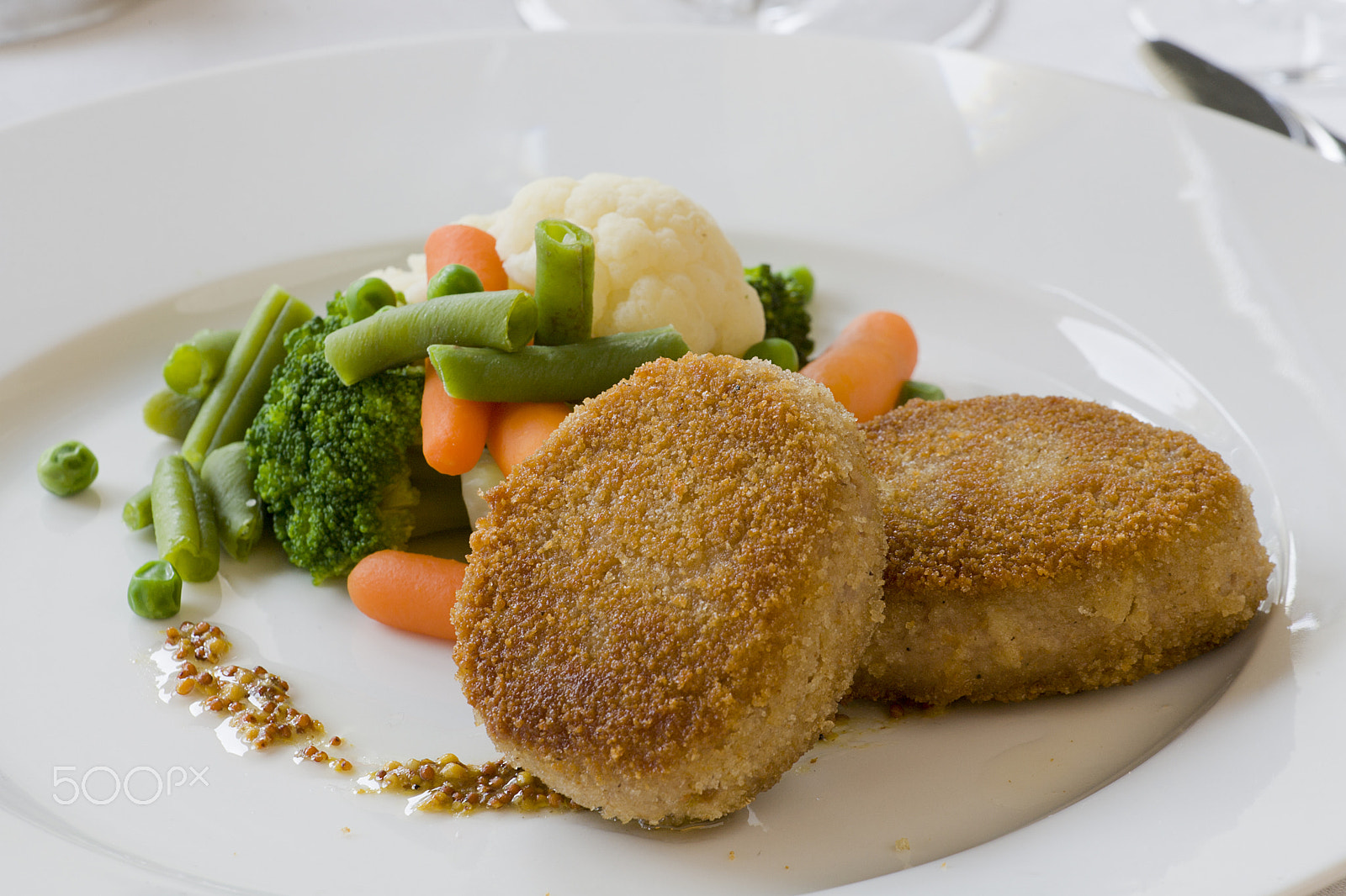 Canon EOS-1D Mark II N + Canon EF 70-200mm F4L USM sample photo. Cutlet with vegetables photography