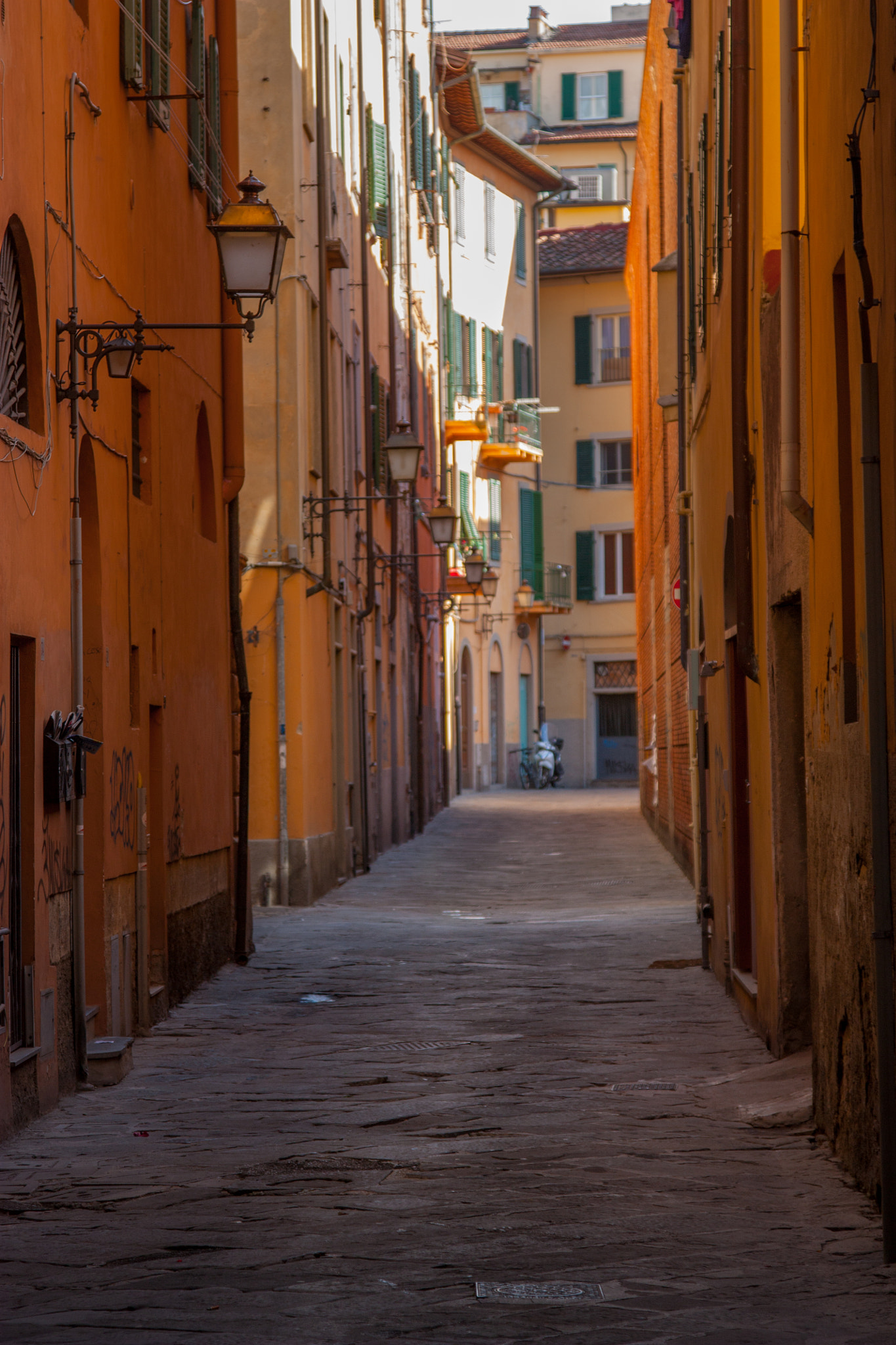 Canon EOS 450D (EOS Rebel XSi / EOS Kiss X2) sample photo. Narrow street of pisa photography