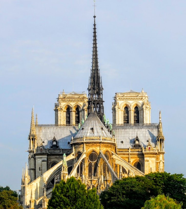 Sony DT 16-105mm F3.5-5.6 sample photo. Notre-dame photography