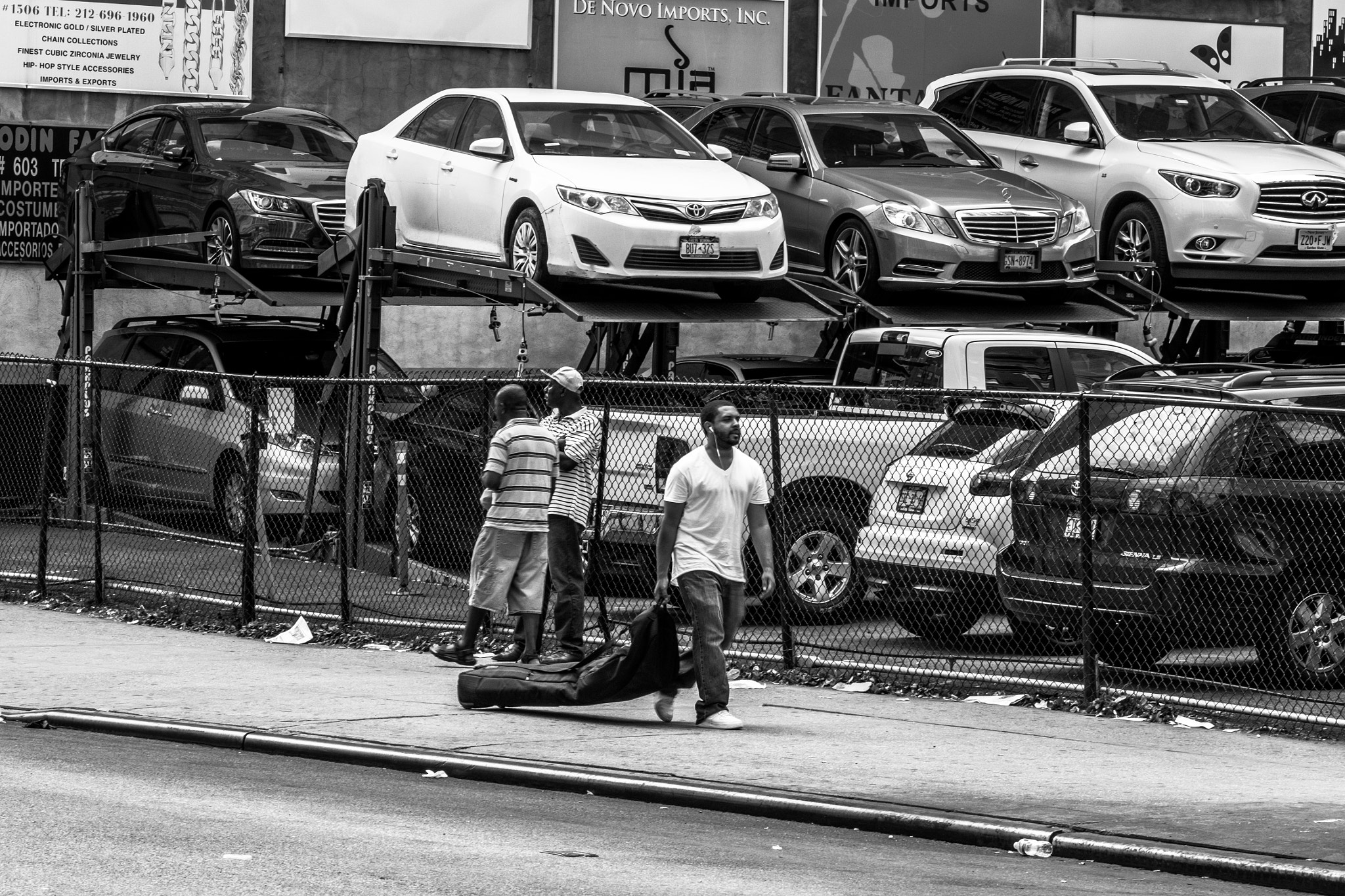 Fujifilm X-T10 + Fujifilm XF 90mm F2 R LM WR sample photo. Ny street life photography