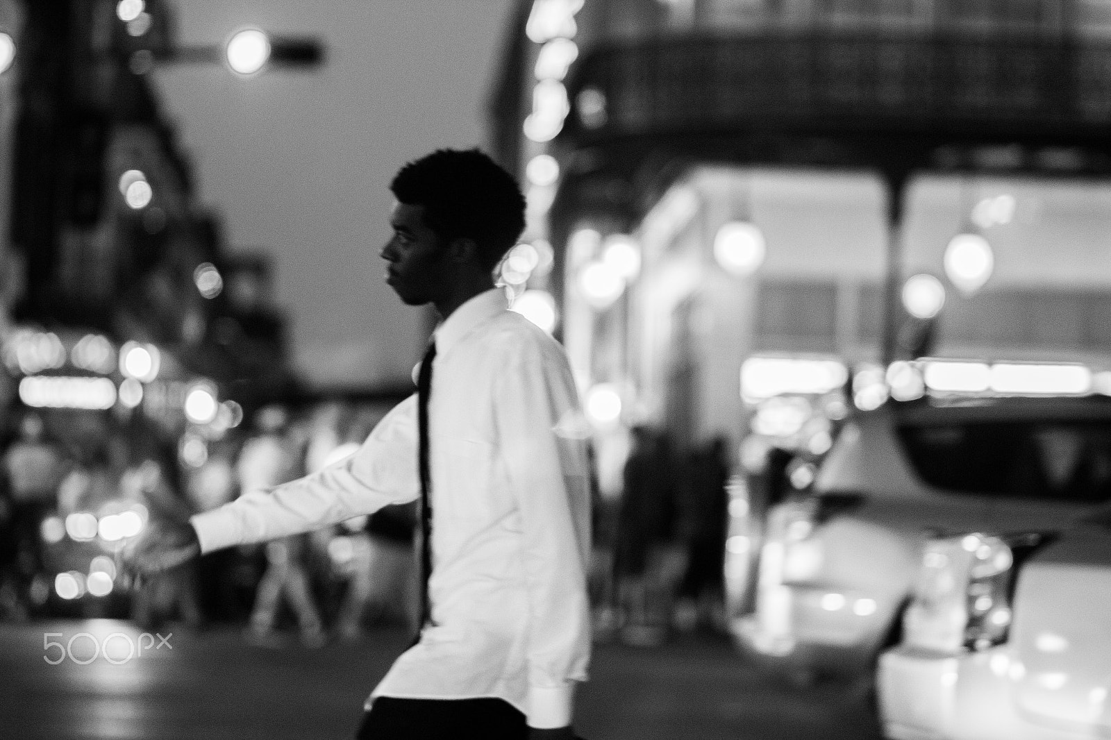 Canon EOS 650D (EOS Rebel T4i / EOS Kiss X6i) sample photo. Guy crossing the streey photography