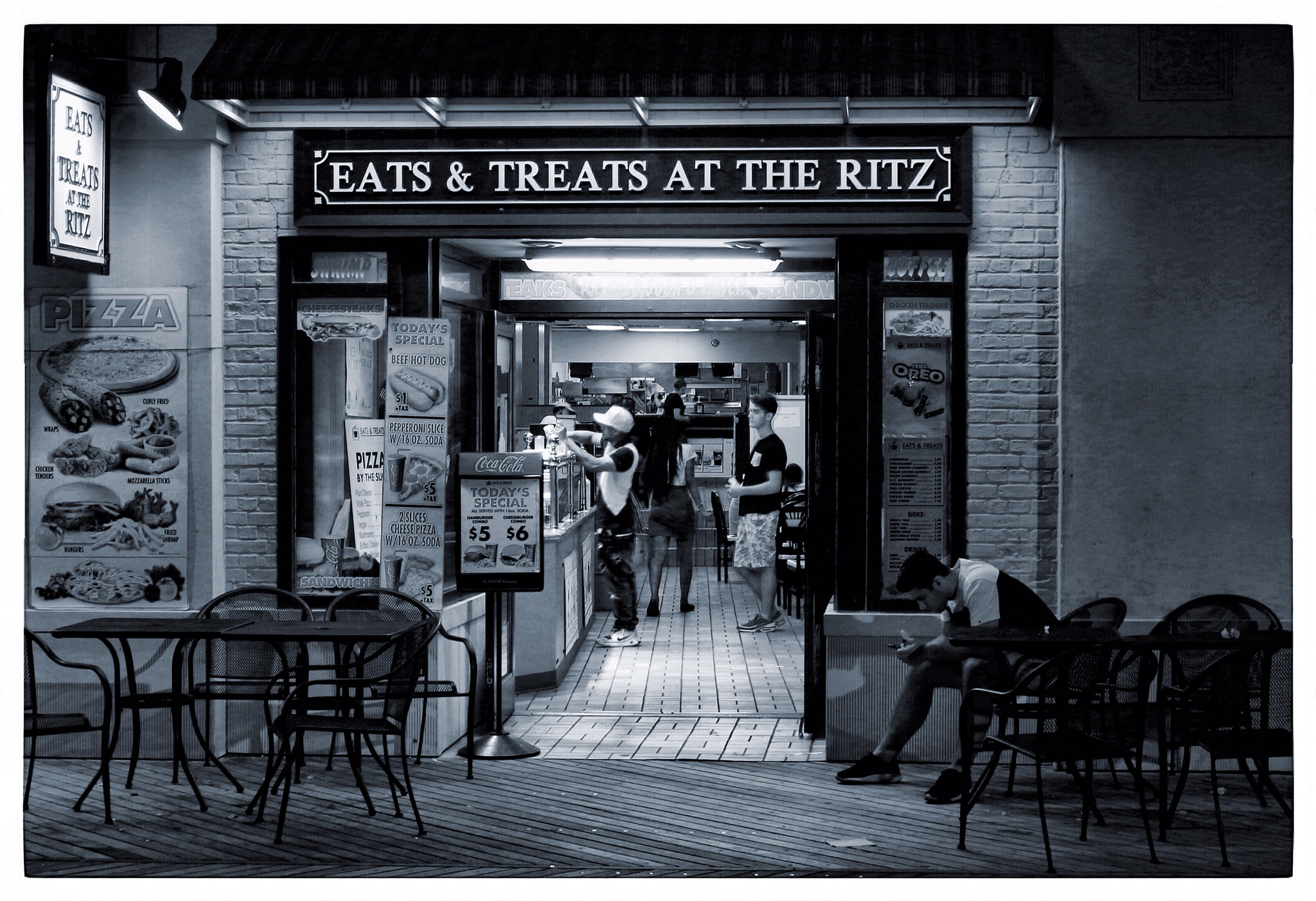 Canon EOS 650D (EOS Rebel T4i / EOS Kiss X6i) sample photo. Nighttime snack photography