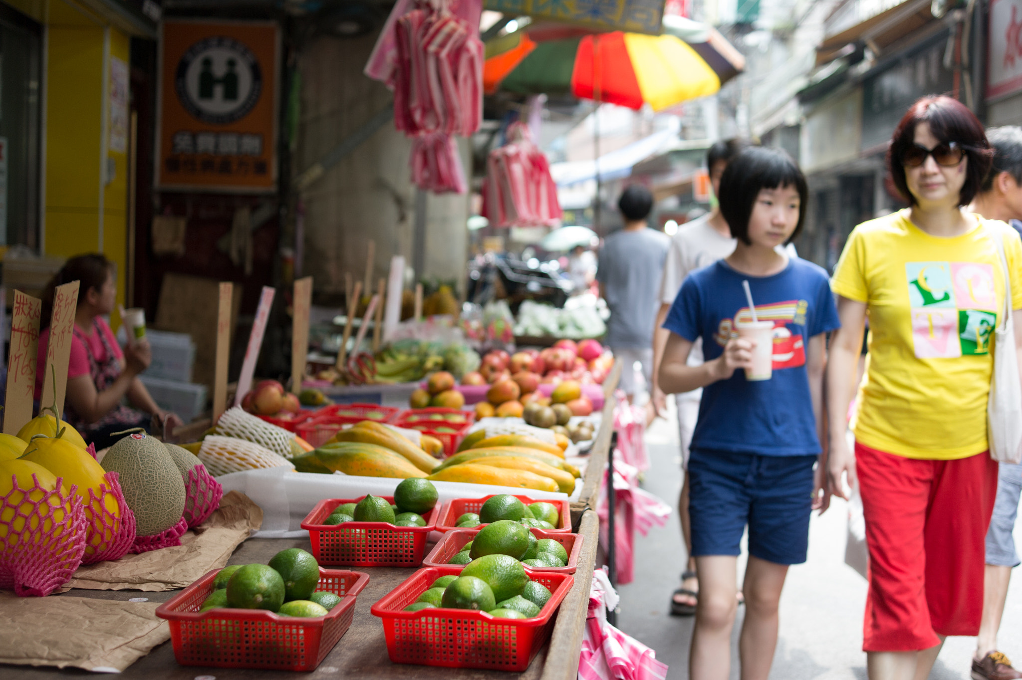 Samsung NX10 + Samsung NX 30mm F2 Pancake sample photo. Market in tamsui photography