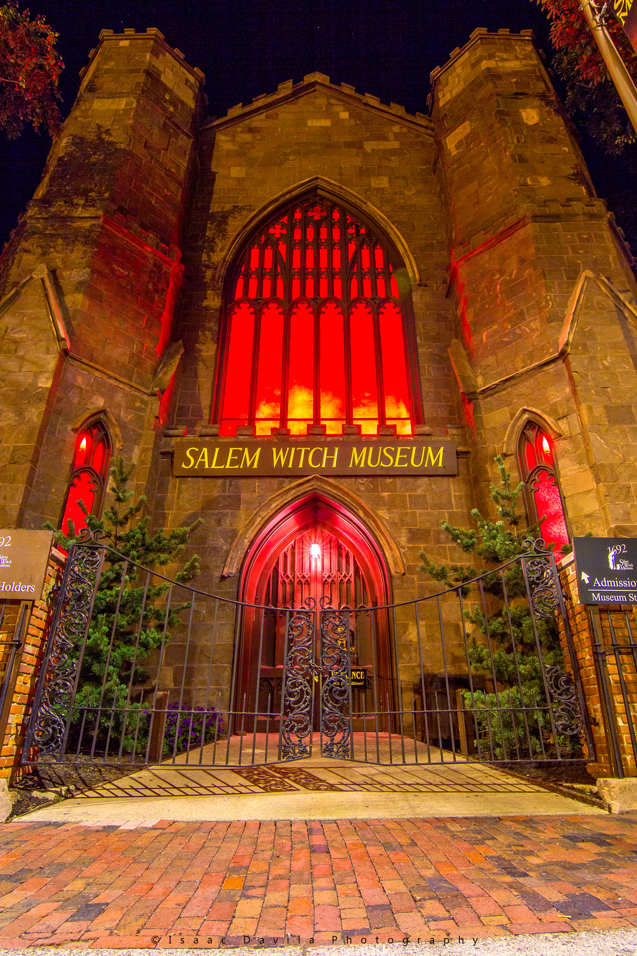 Canon EOS 550D (EOS Rebel T2i / EOS Kiss X4) sample photo. Salem witch museum photography