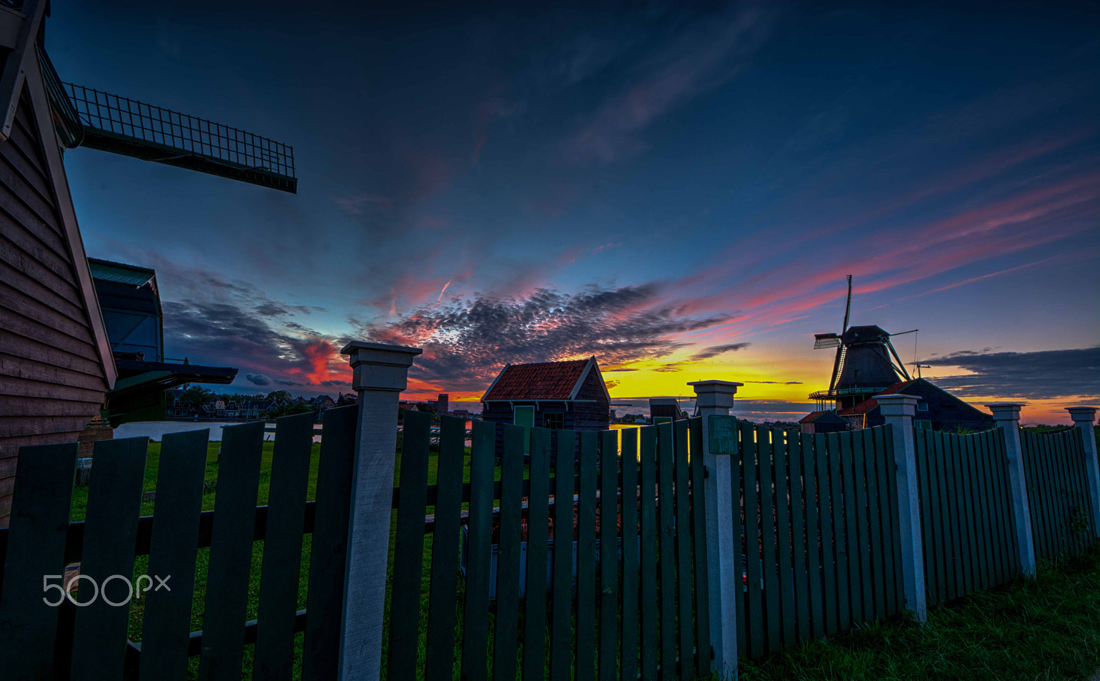 Sigma 8-16mm F4.5-5.6 DC HSM sample photo. The fence photography