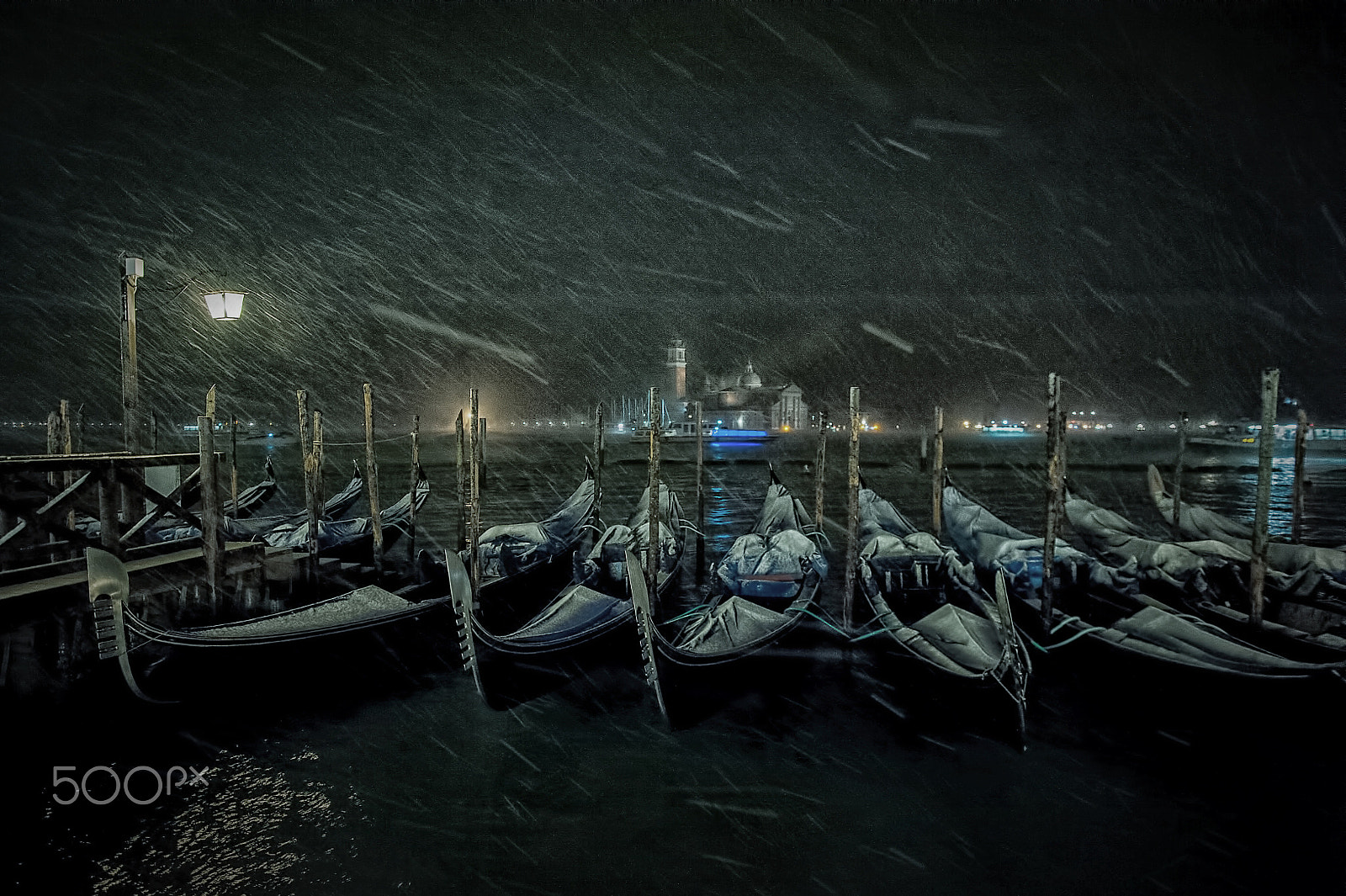 Sigma 17-35mm F2.8-4 EX DG  Aspherical HSM sample photo. Snow in venice photography