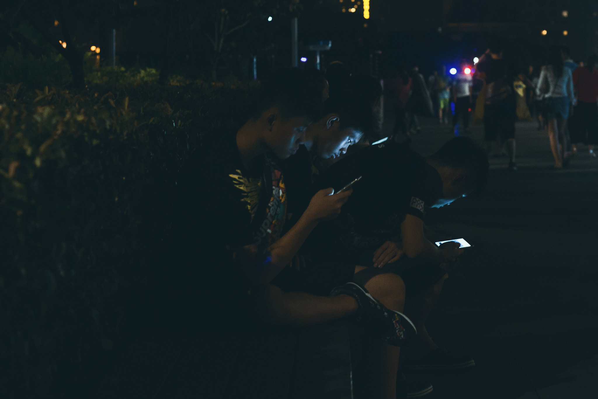 Canon EOS 700D (EOS Rebel T5i / EOS Kiss X7i) + Canon EF 50mm F1.8 II sample photo. Social interaction: the young generations are enjoying socializing virtually rather than in person. photography