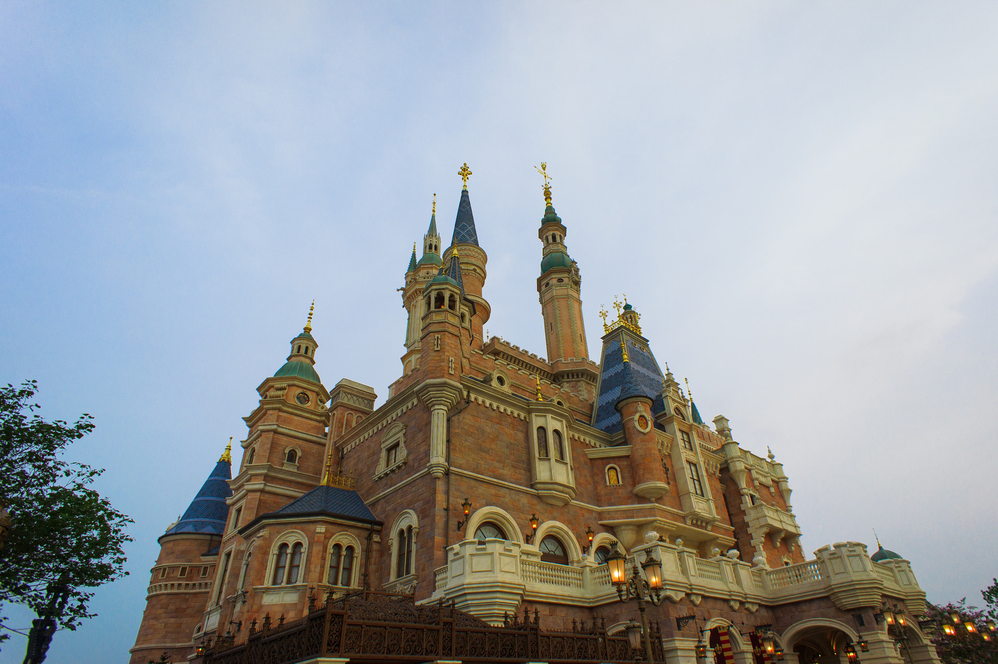 Sony NEX-5C + Sony E 16mm F2.8 sample photo. Shanghai disney photography