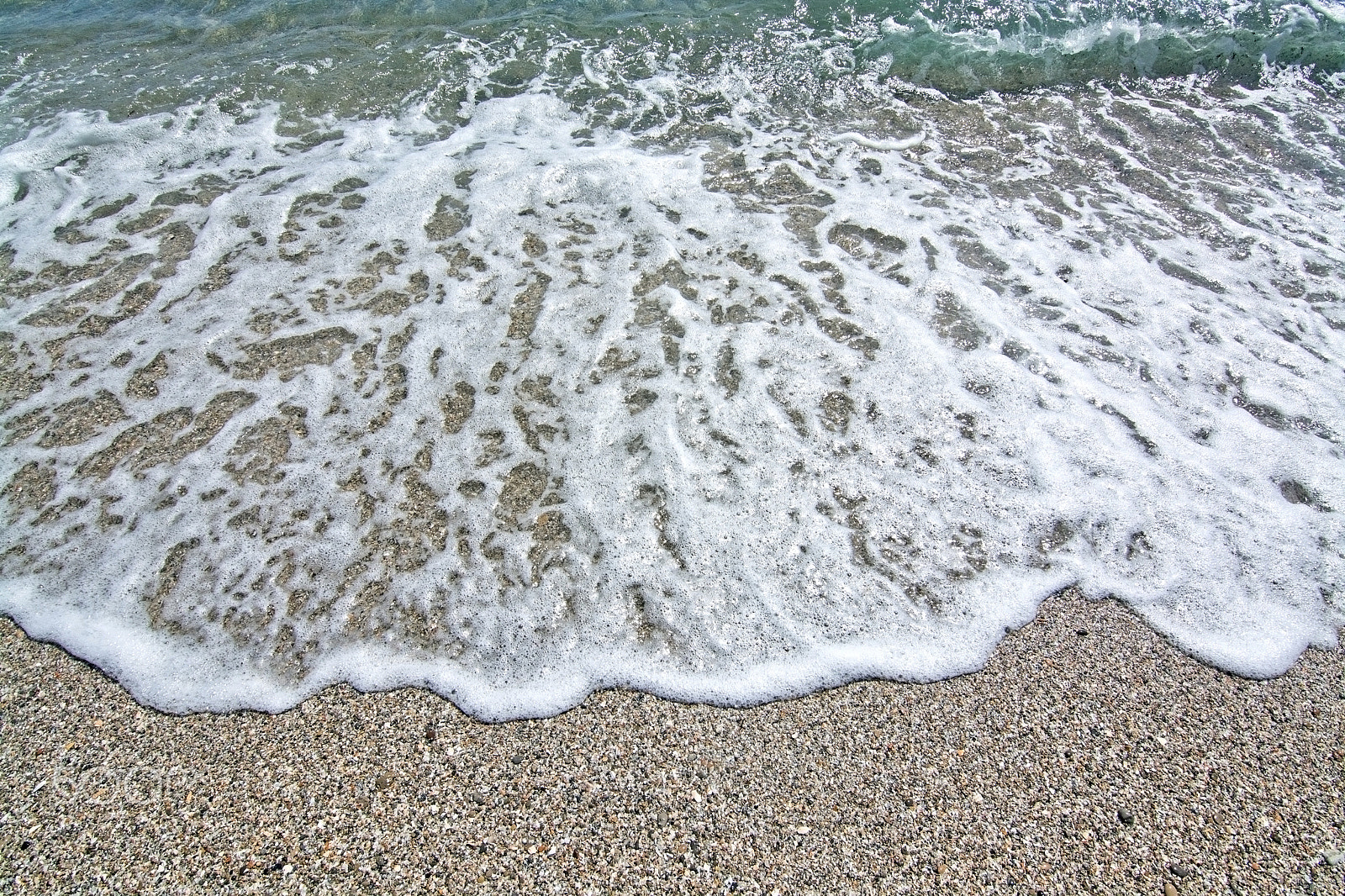 Nikon D7100 + Sigma 24mm F1.8 EX DG Aspherical Macro sample photo. Foamy wave hits rocks and seashells beach closeup photography