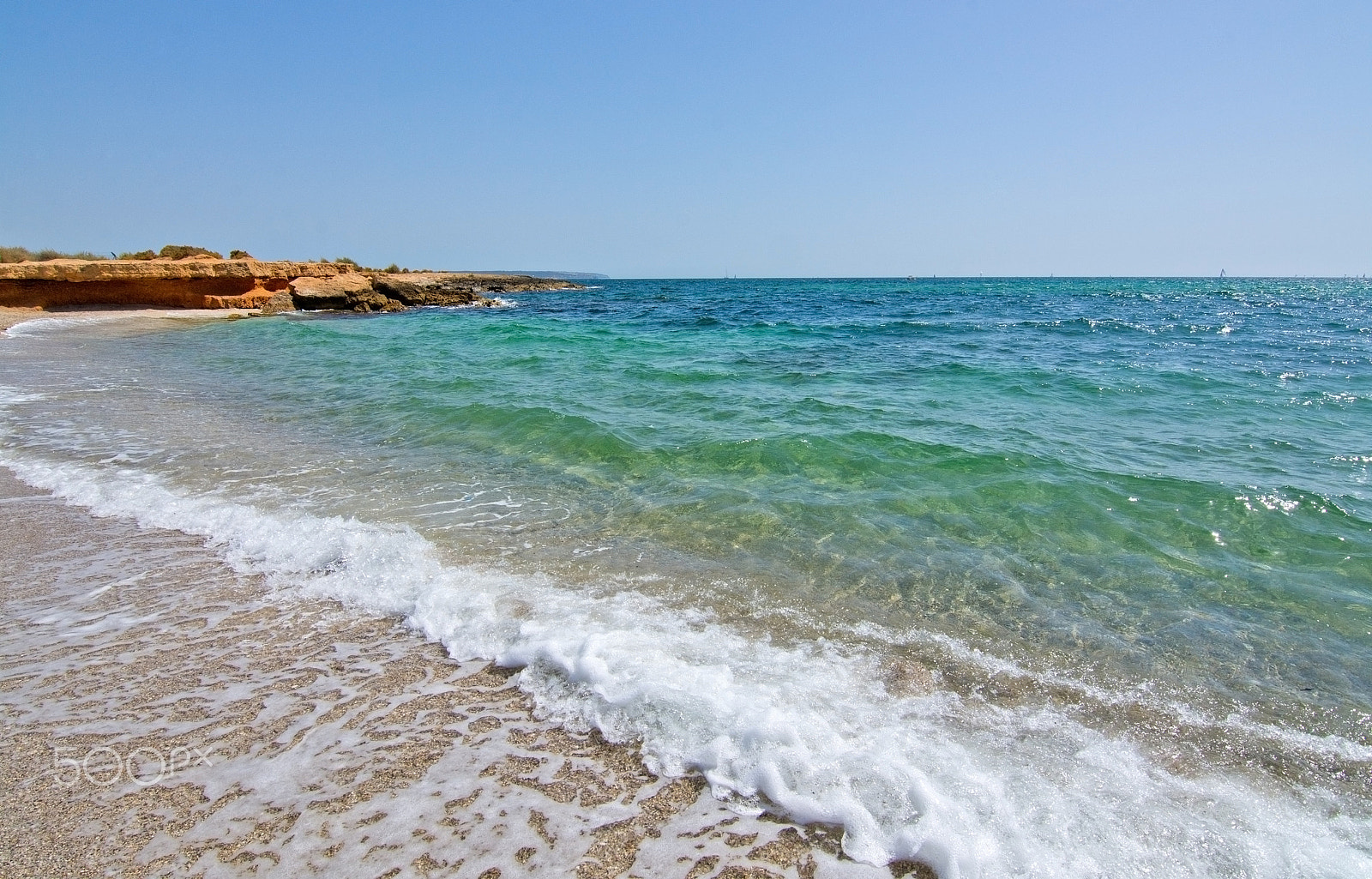 Nikon D7100 sample photo. Foamy wave hits rocks and seashells beach photography