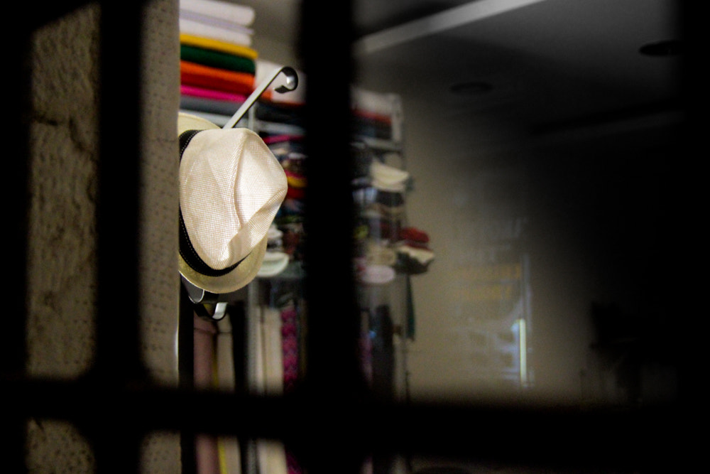 Canon EOS 1200D (EOS Rebel T5 / EOS Kiss X70 / EOS Hi) + Sigma 18-50mm f/2.8 Macro sample photo. The hat photography