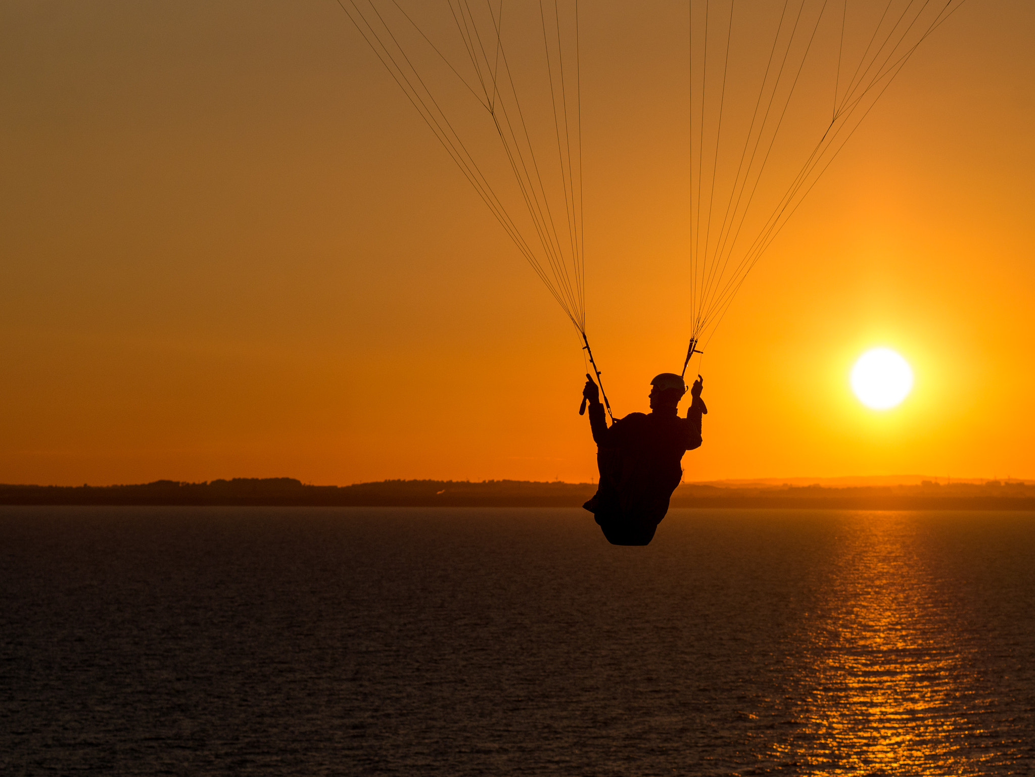 Panasonic Lumix DMC-GX7 + Olympus M.Zuiko Digital ED 75mm F1.8 sample photo. Sunset paragliding silhouette photography