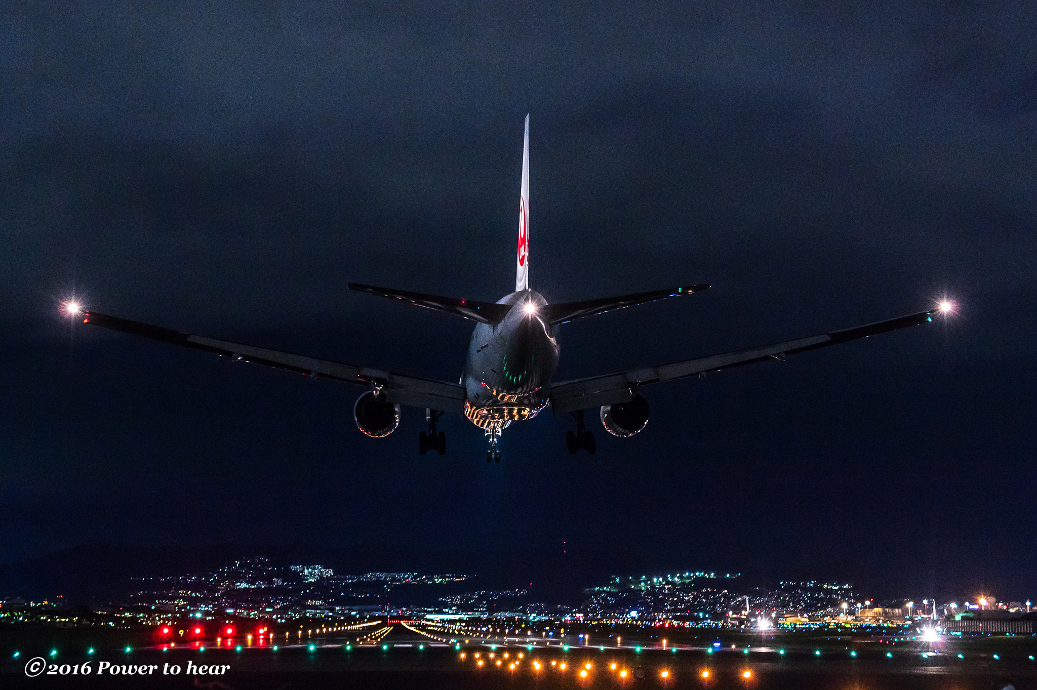 Nikon D5 + Sigma 50mm F1.4 DG HSM Art sample photo. Of white aircraft to land to the pitch-black dark photography