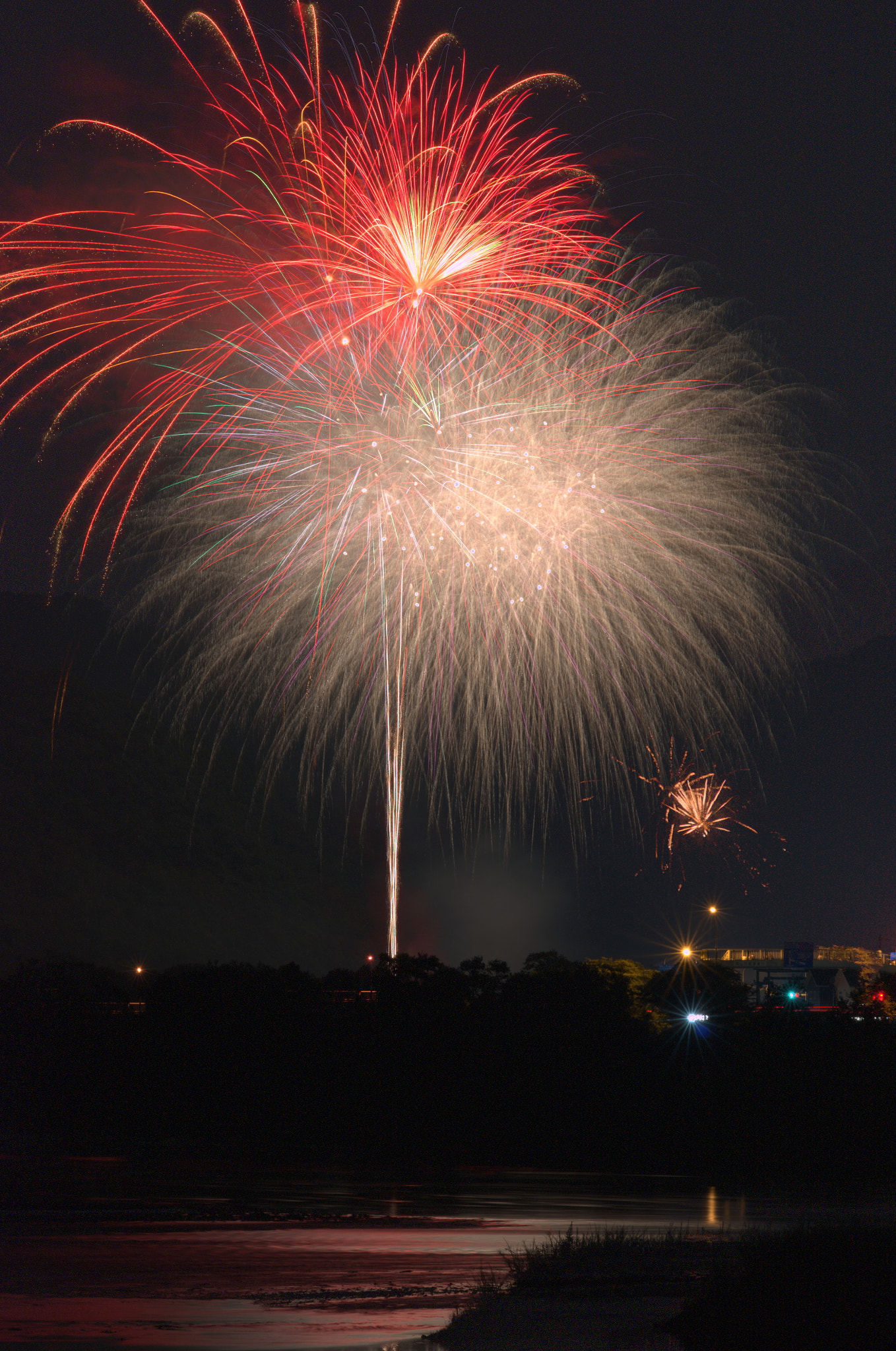 Pentax K-5 IIs + smc PENTAX-FA 135mm F2.8 [IF] sample photo. The countryside of fireworks photography