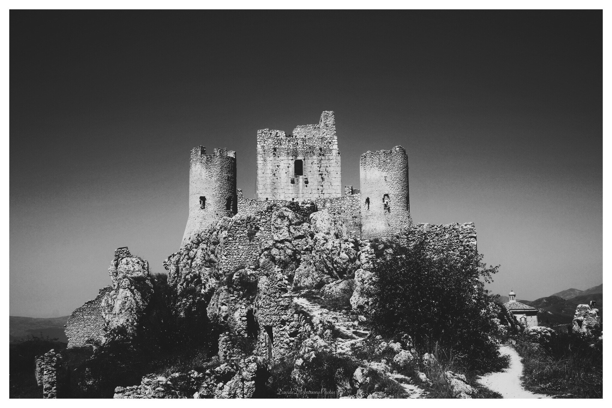Canon EF-S 18-135mm F3.5-5.6 IS sample photo. Rocca calascio b&w photography