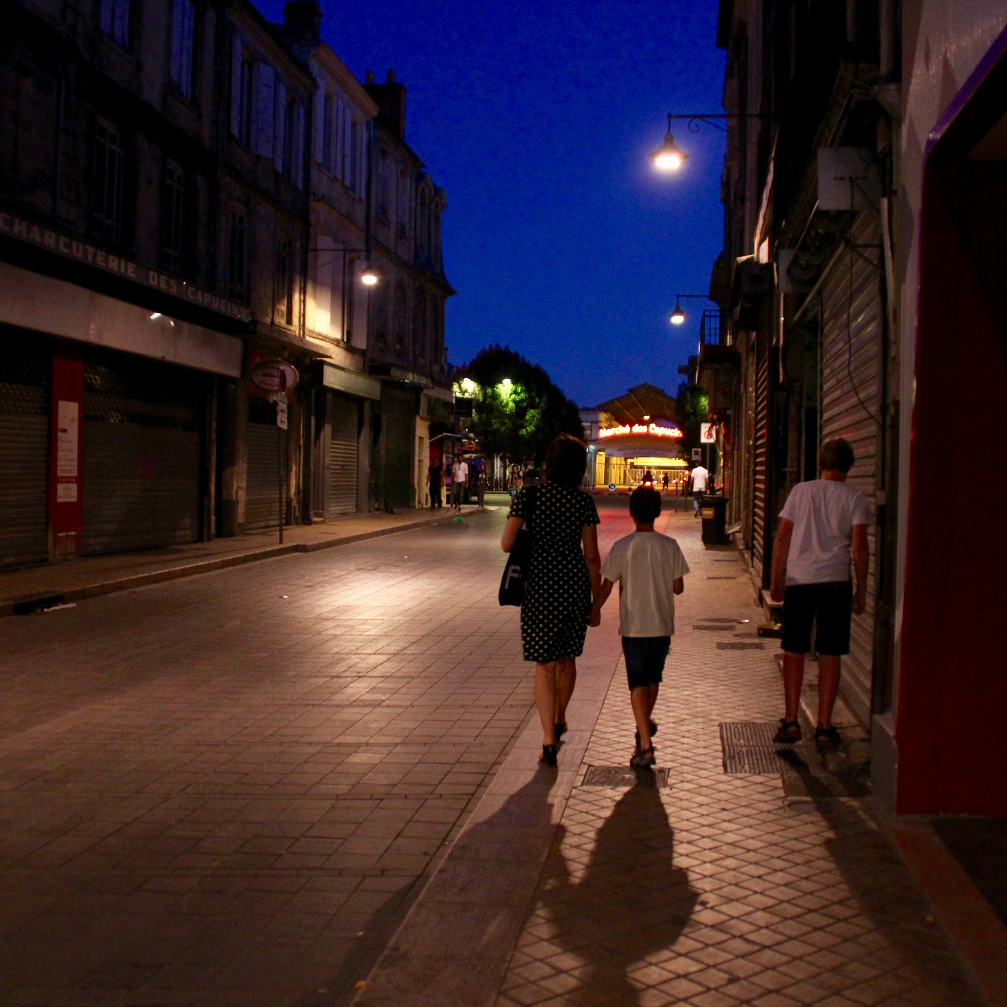 Canon EOS 100D (EOS Rebel SL1 / EOS Kiss X7) sample photo. Walk into the night photography