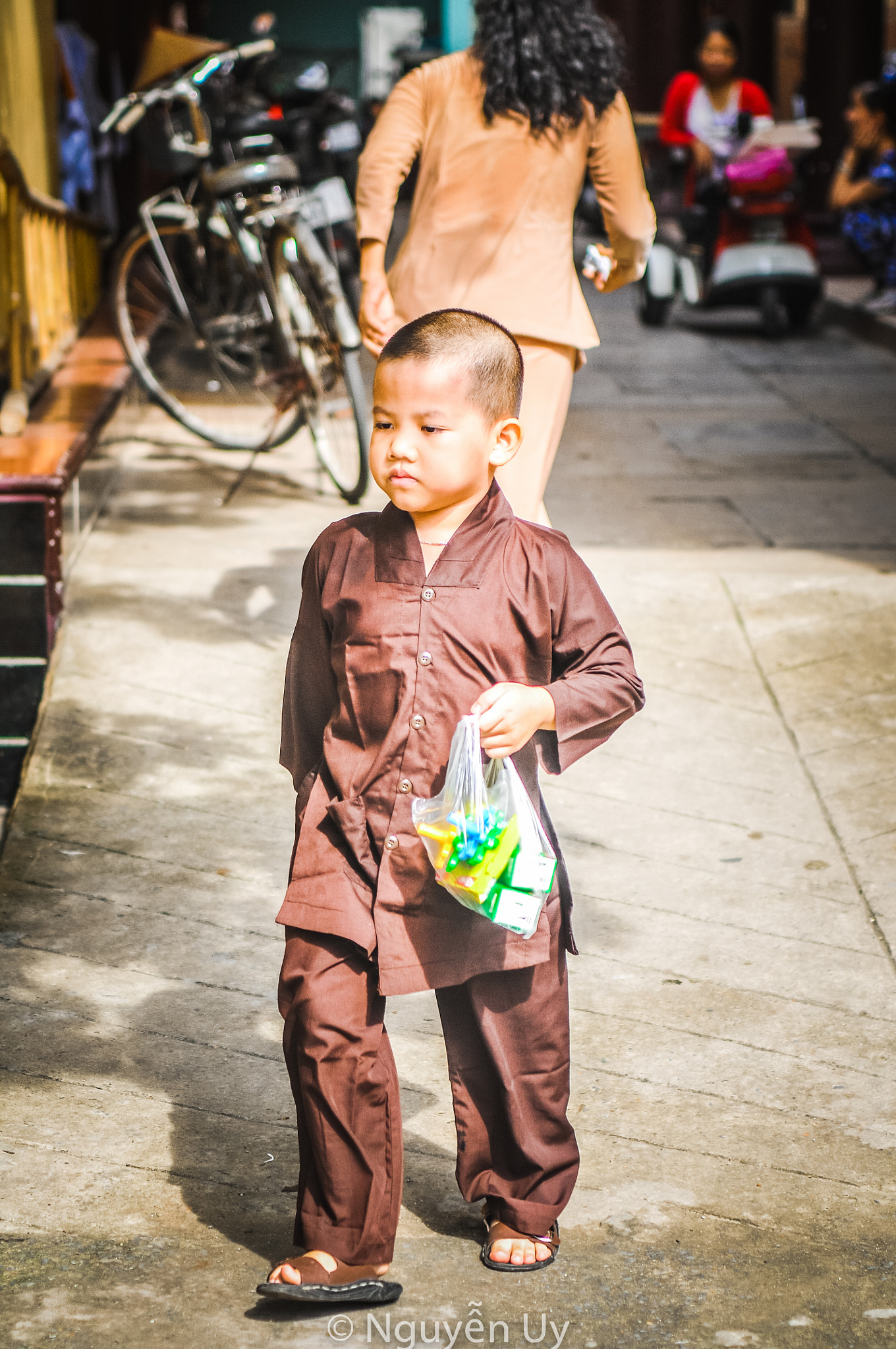 Sigma 24-70mm F2.8 EX DG Macro sample photo. Little kid in a pagoda photography