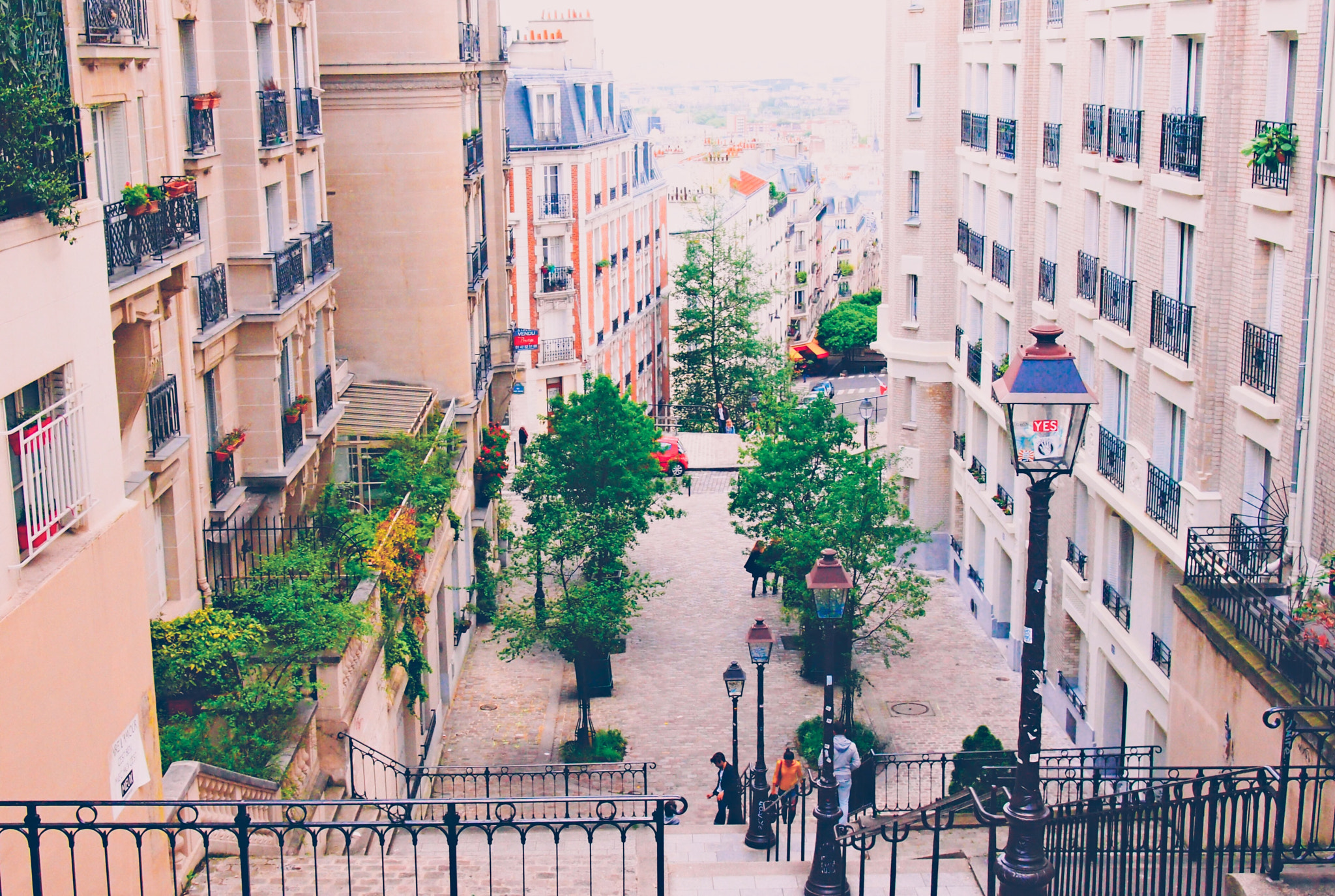 Olympus PEN E-PM1 sample photo. Exploring homes in montmartre, paris photography
