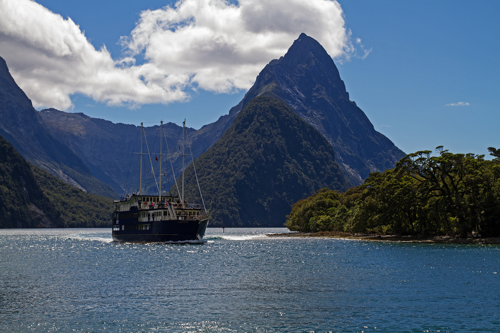 Canon EOS 7D + Tamron SP AF 17-50mm F2.8 XR Di II VC LD Aspherical (IF) sample photo. Milford sound photography