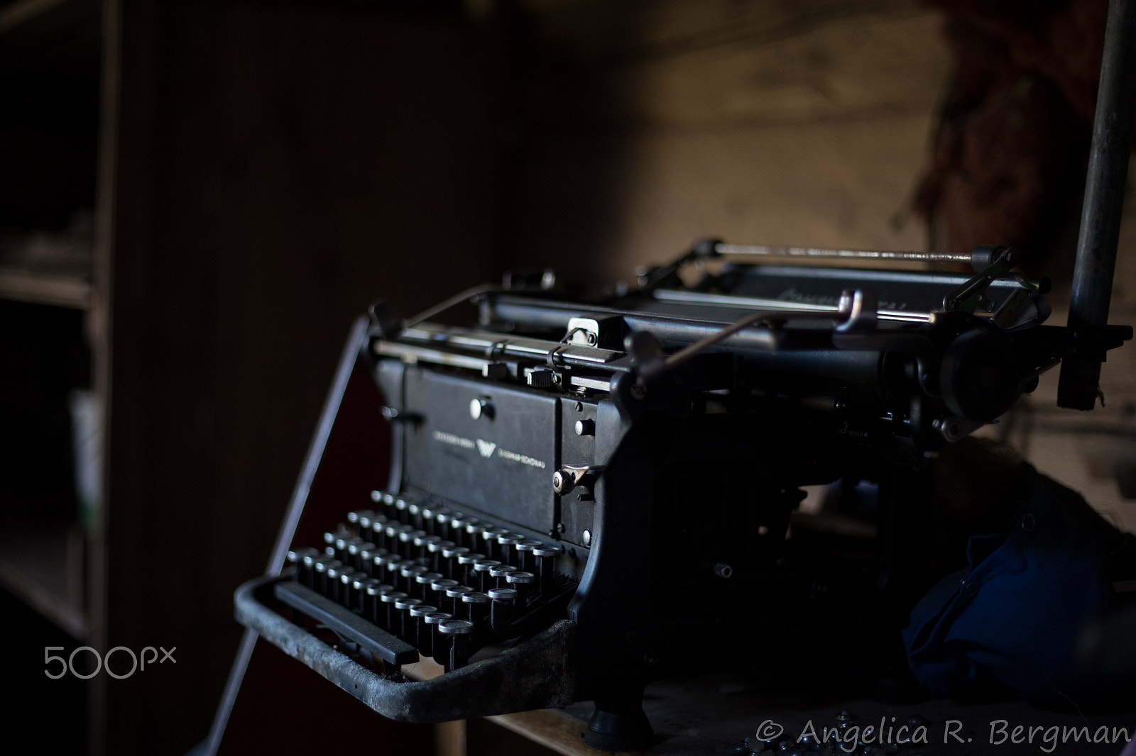 Canon EOS 6D + Canon EF 50mm F1.8 II sample photo. Forgotten typing machine photography